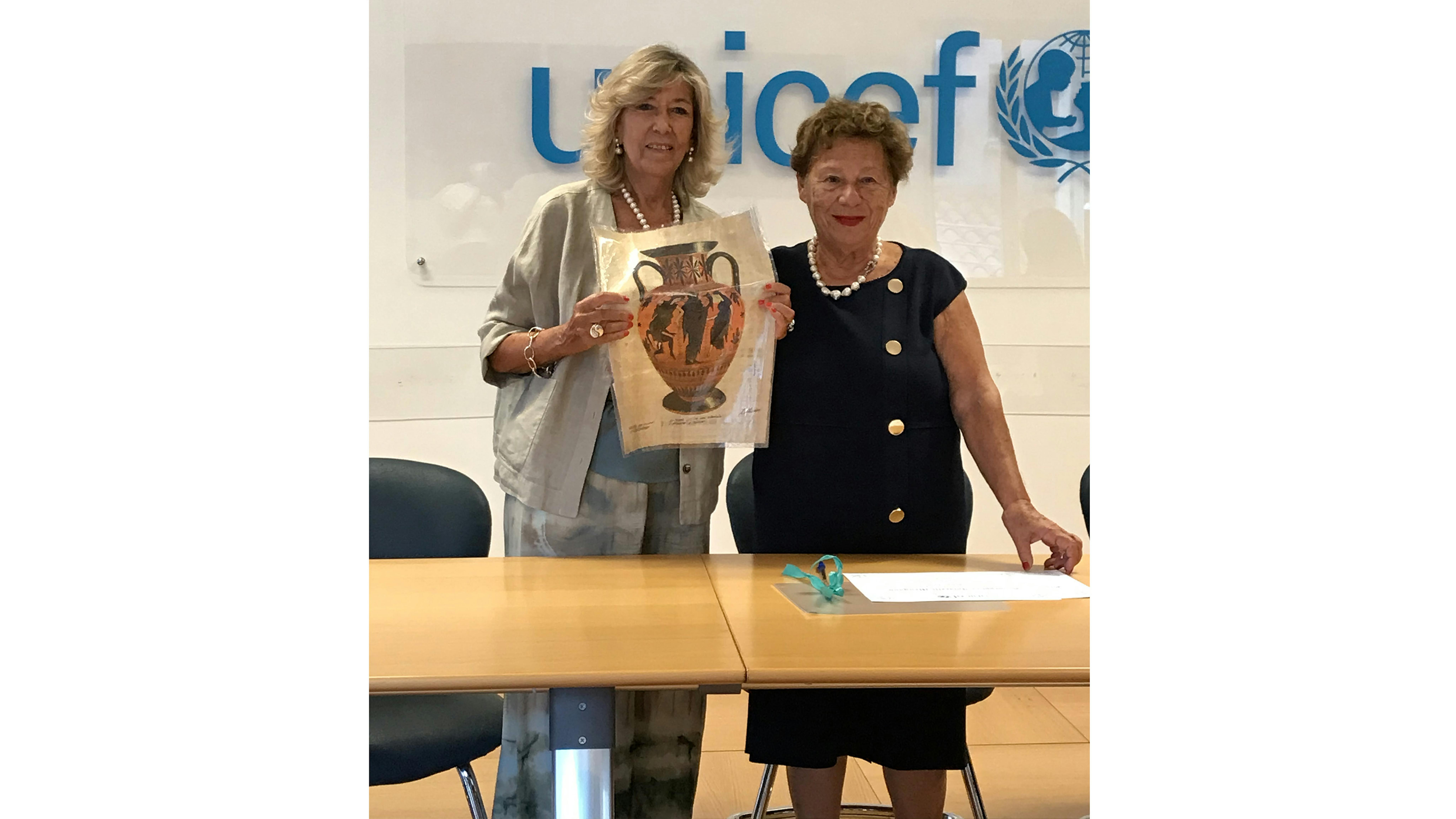 I partecipanti alla nomina di Carmela Pace, Presidente UNICEF Italia, durante la nomina di Giuseppina Amarelli Mengano Testimonial UNICEF Calabria e la Presidente UNICEF Italia Carmela Pace