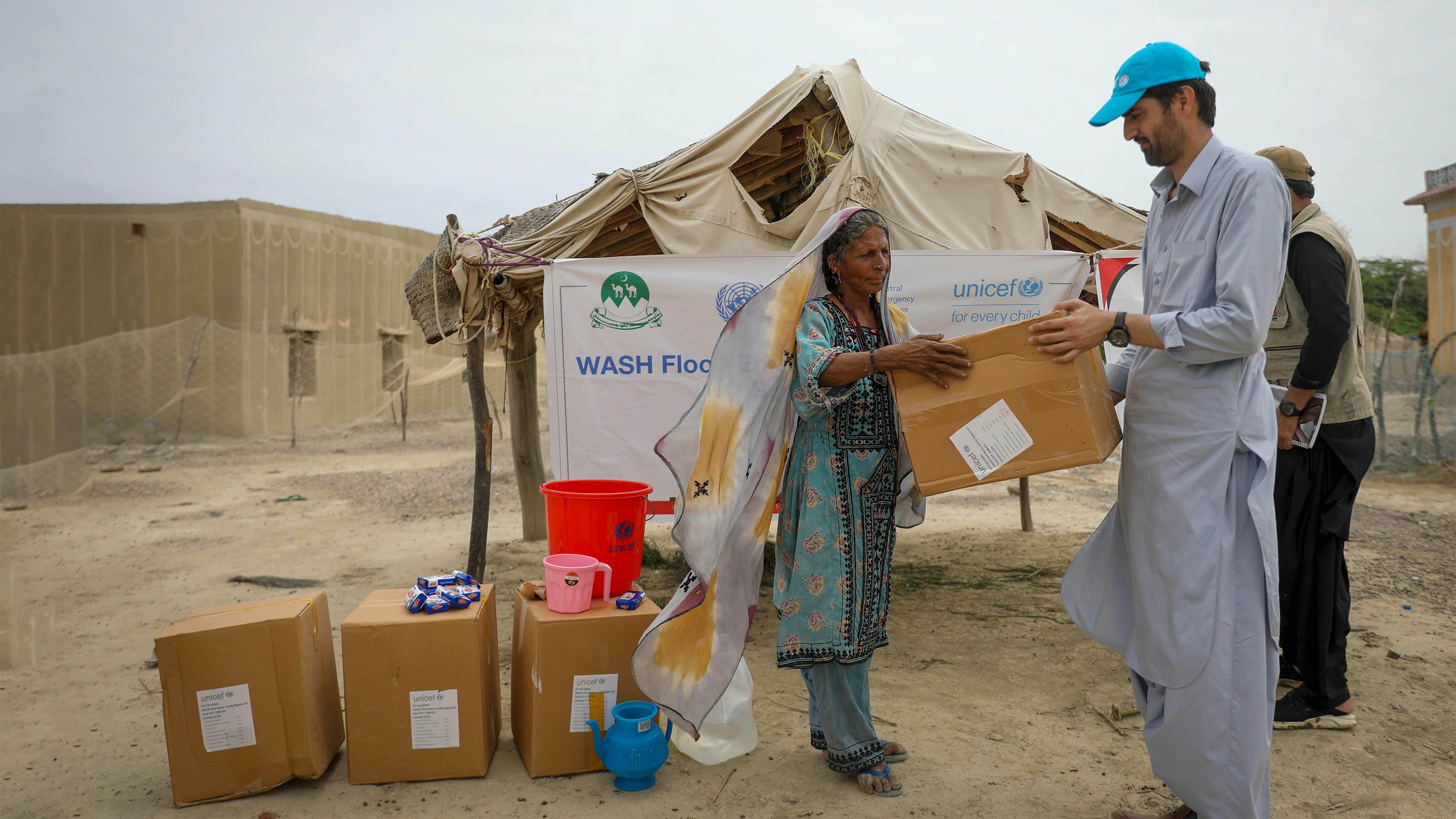 Un operatore UNICEF distribuisce distribuisce kit WASH alle famiglie colpite dall'alluvione...