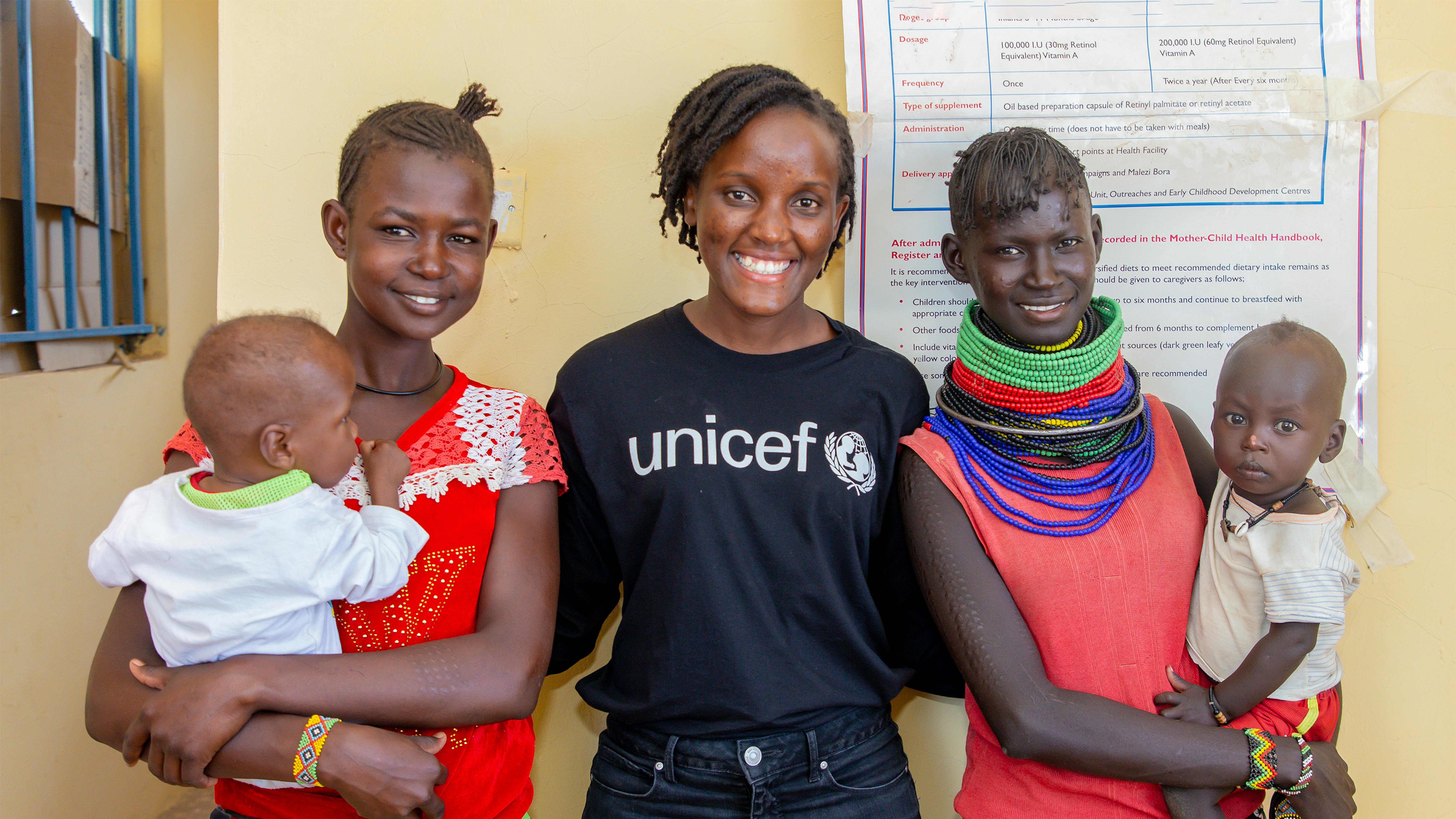 Kenya - Vanessa Nakate (al centro) con due giovani mamme presso la struttura sanitaria di Kobuin.