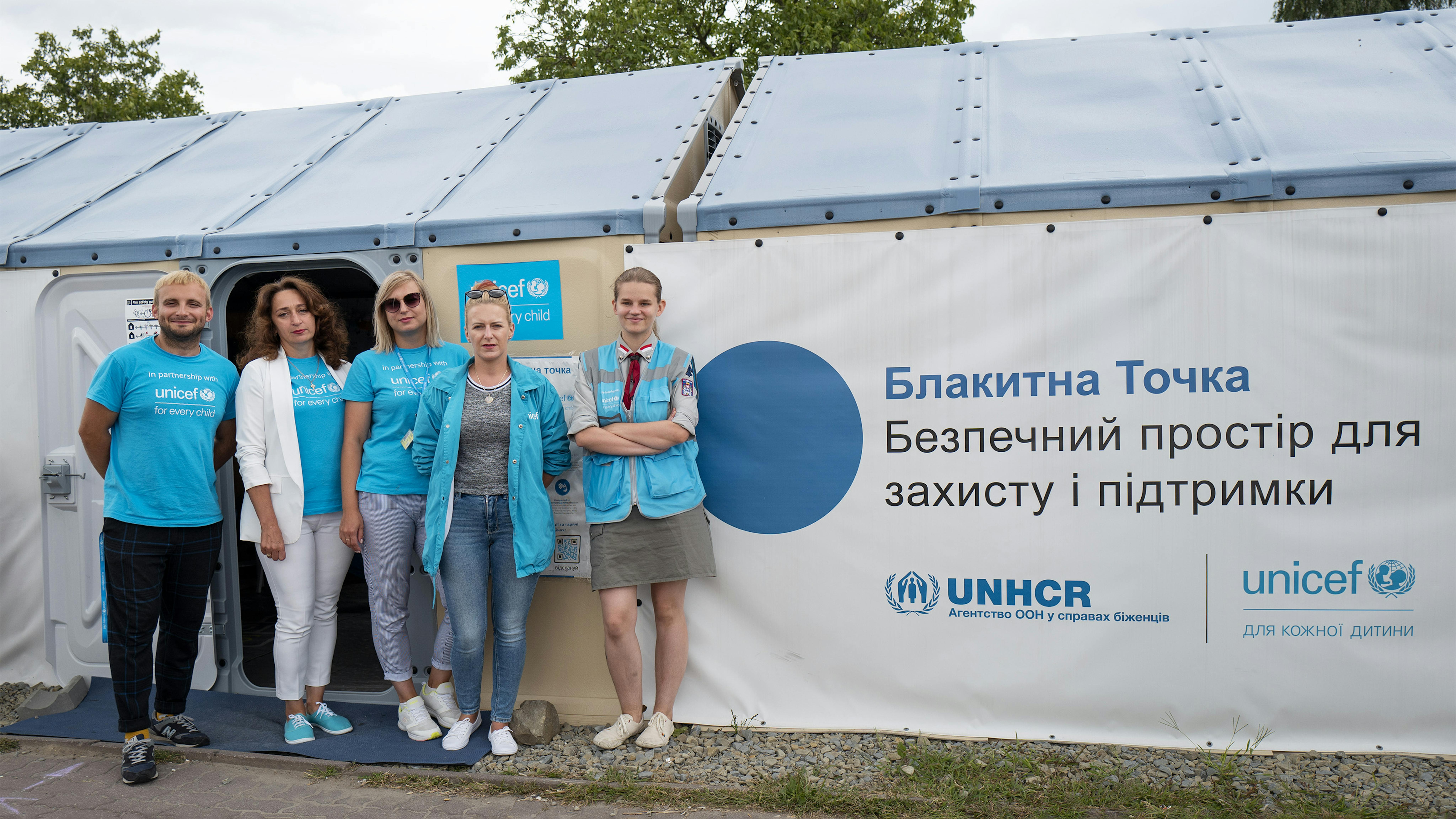 I lavoratori Bluo Dot a Medyka, in Polonia, davanti alla tenda Blue Dot