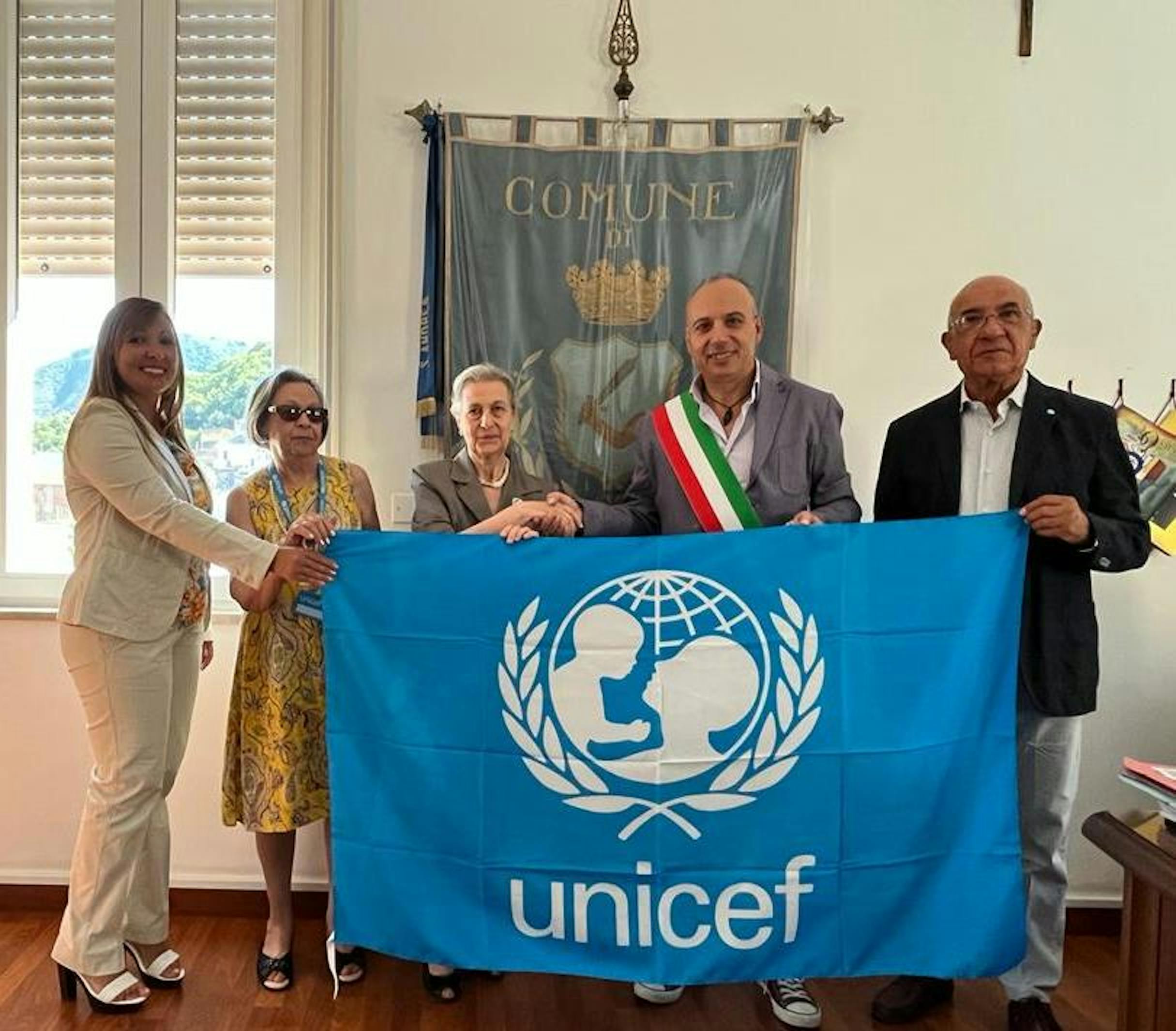 La bandiera UNICEF consegnata al sindaco Carmelo Pietrafitta