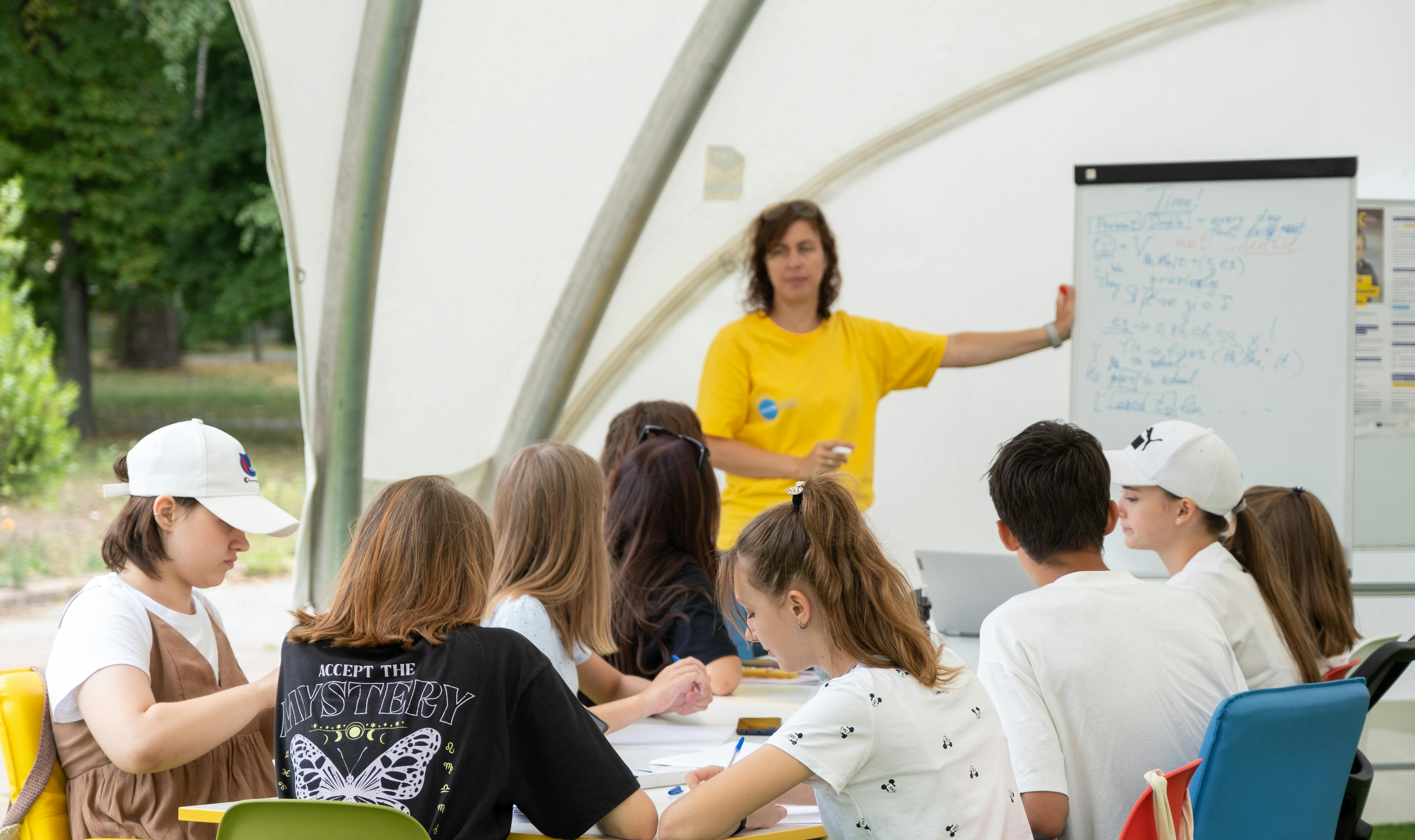 Ucraina L'insegnante volontaria Olena conduce lezioni di lingua inglese per adolescenti nello  Spilno.
