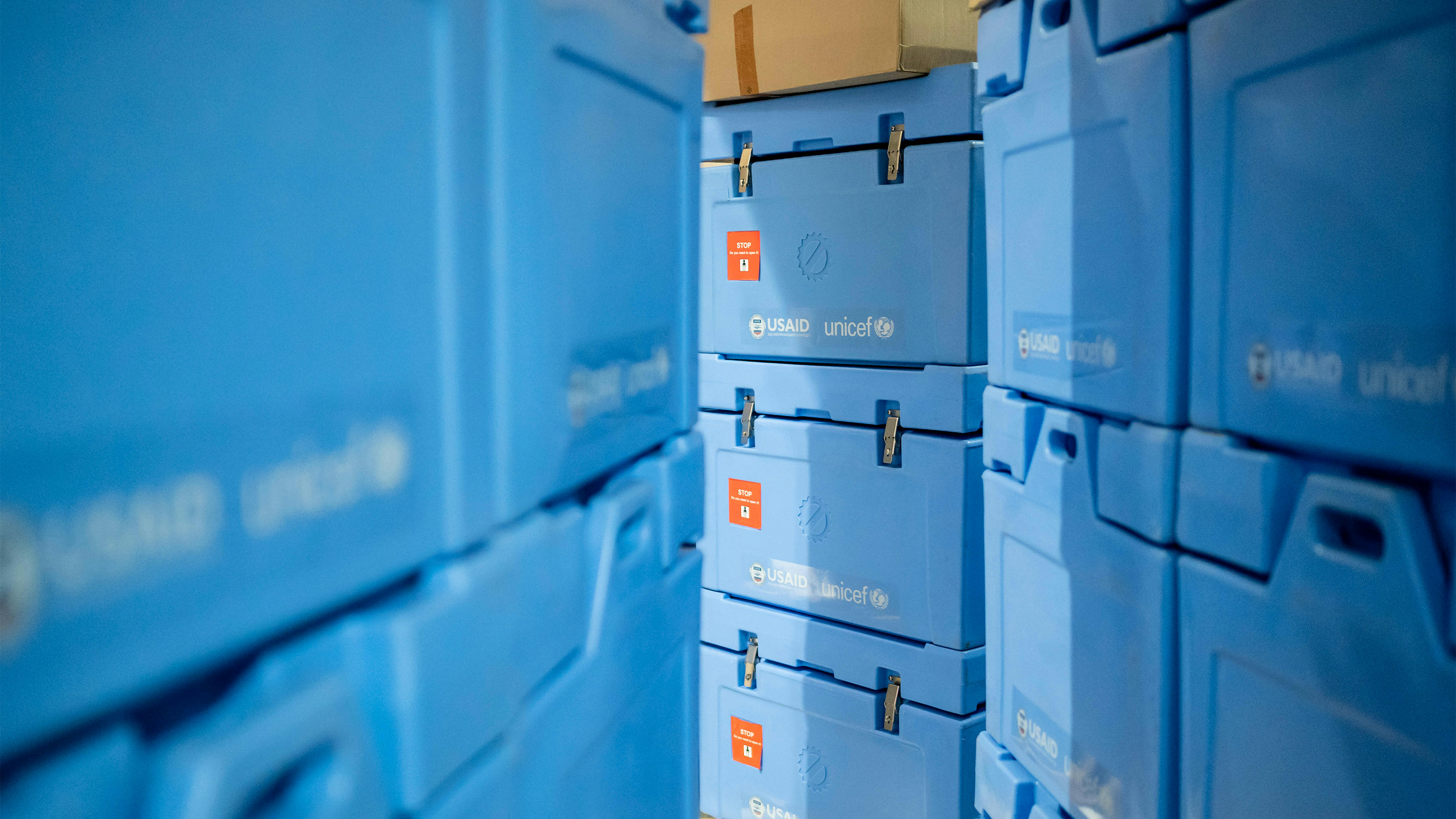 L'UNICEF e l'USAID hanno consegnato contenitori frigo per supportare i siti di vaccinazione in tutta l'Ucraina