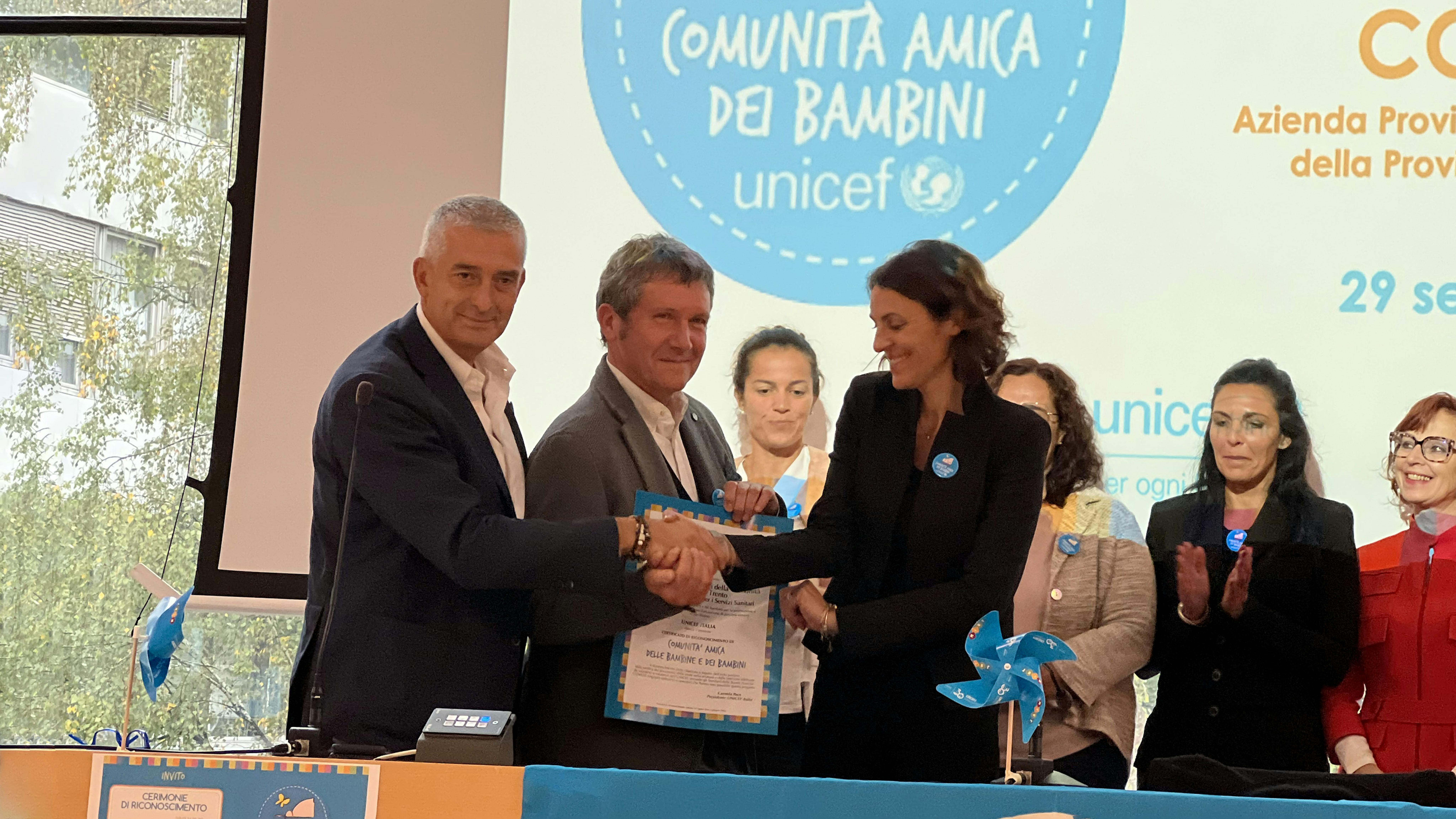 Paolo Rozera, DG UNICEF Italia, consegna la pergamena ai consultori