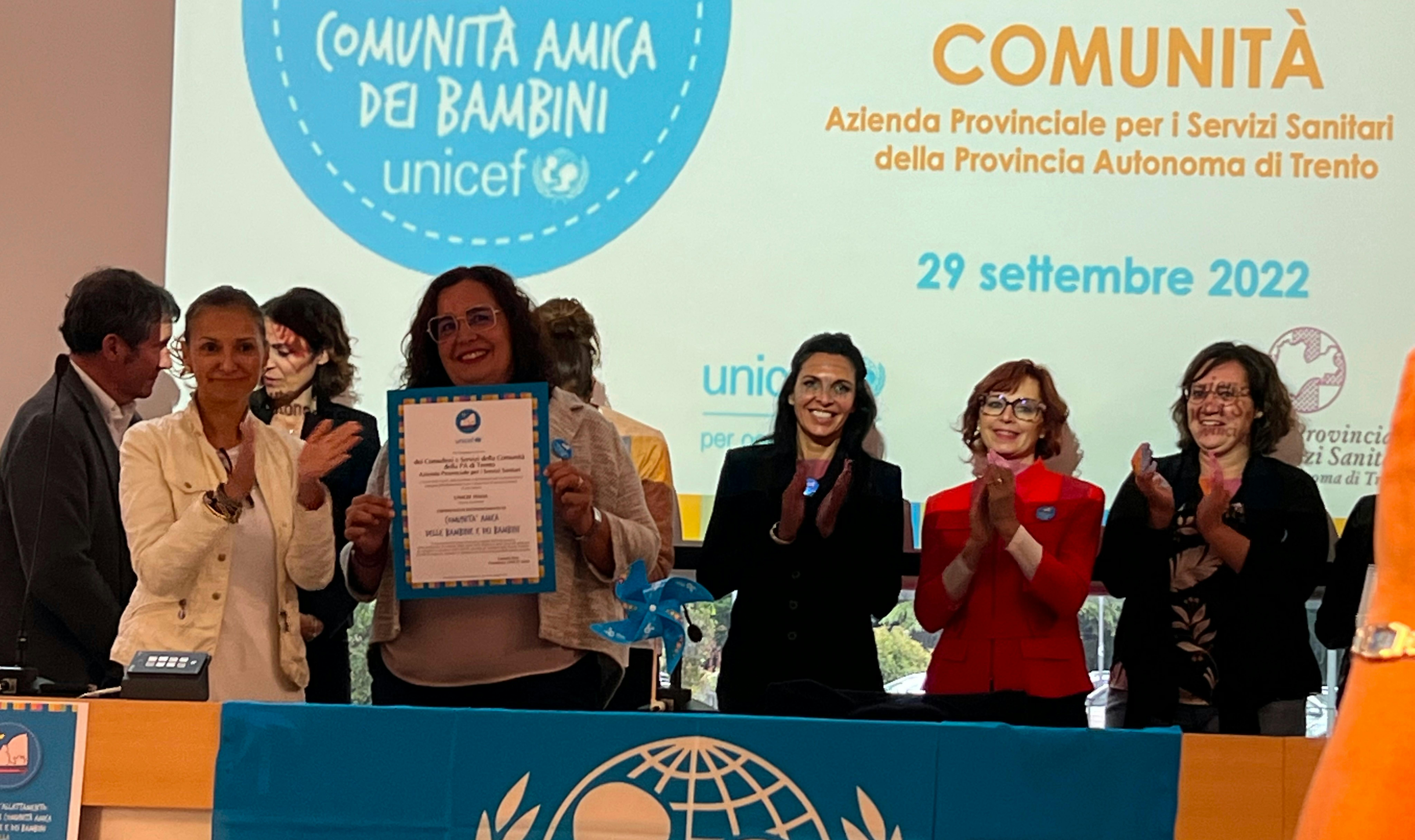 Gli operatori e i medici dei consultori con gli attestati appena ricevuti Con loro, a sinistra, la Presidente del Comitato UNICEF di Trento, Lucia Rigotti.