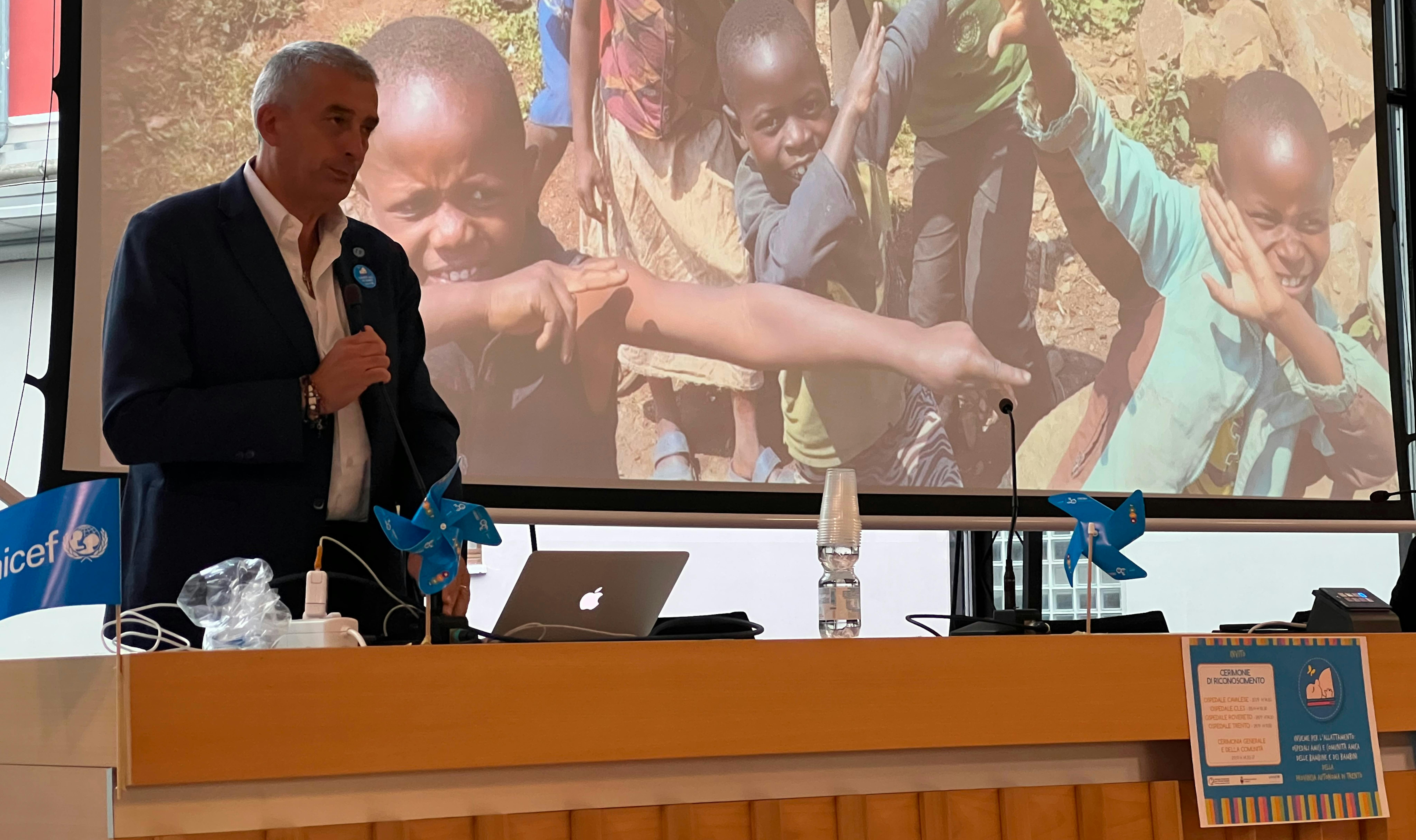 Paolo Rozera, DG UNICEF Italia interviene durante la cerimonia di consegna degli attestati di comunità amica ai consultori