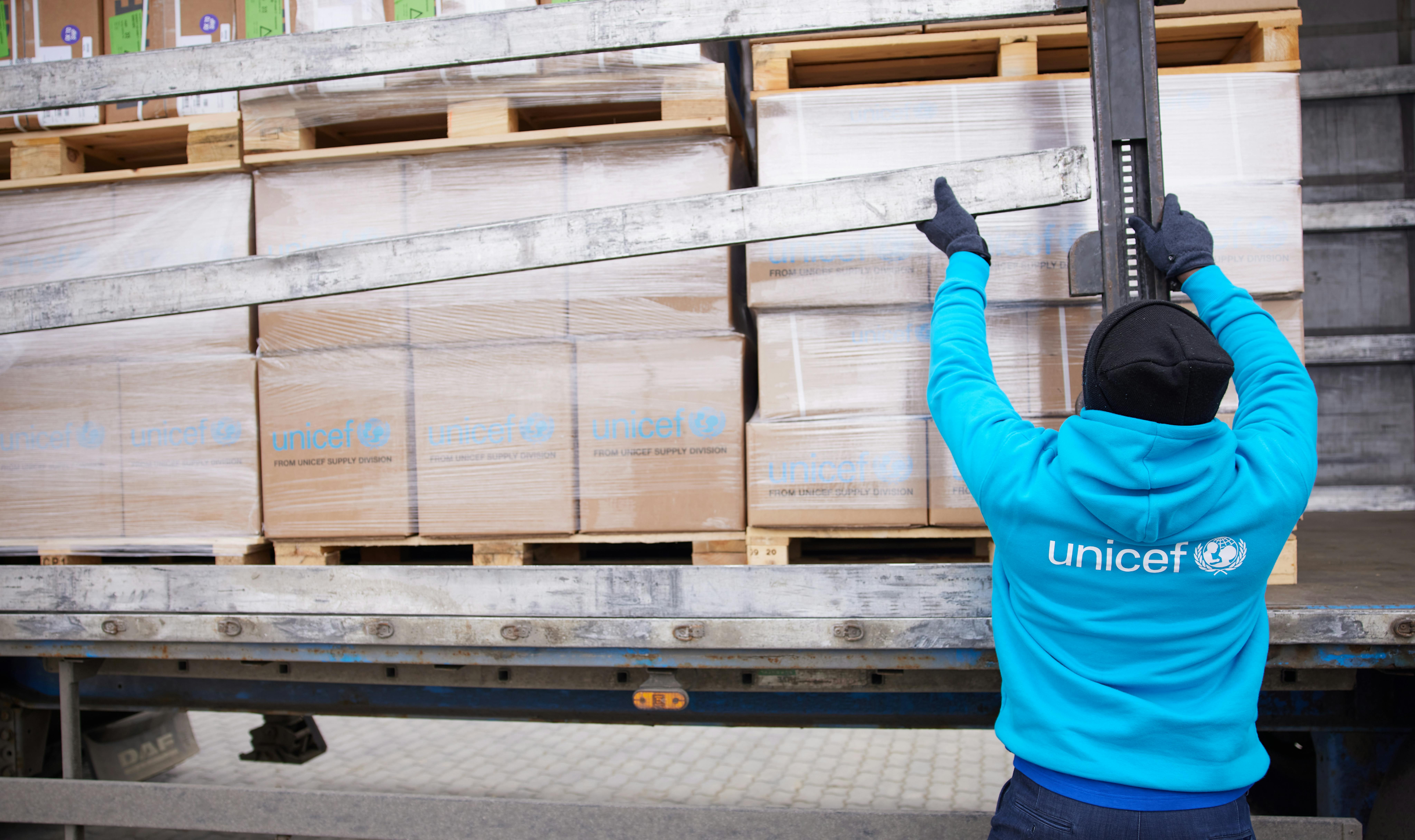 Ucraina - Aiuti UNICEF vengono scaricati a Lviv