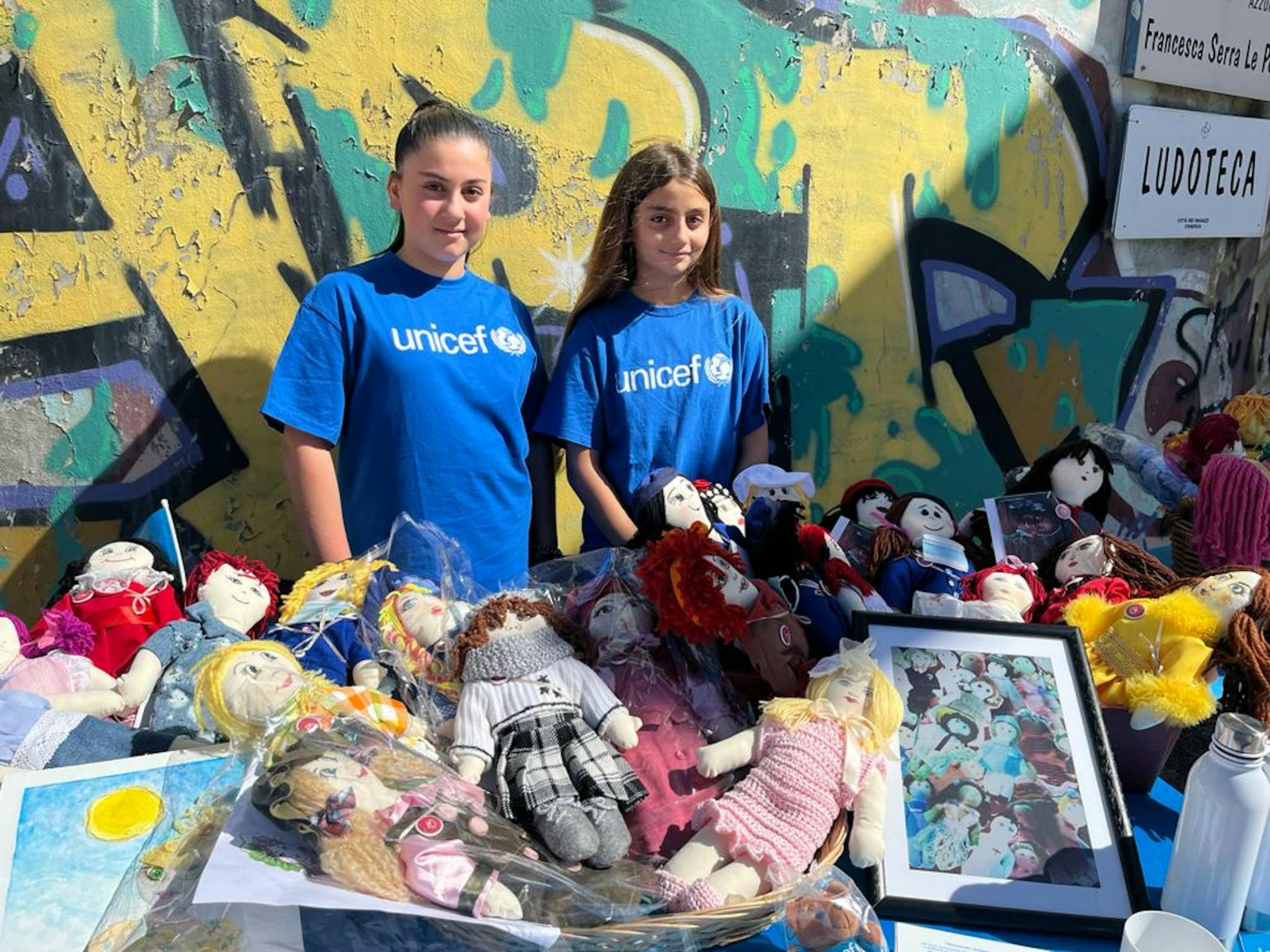 le ragazze al banchetto durante la manifestazione