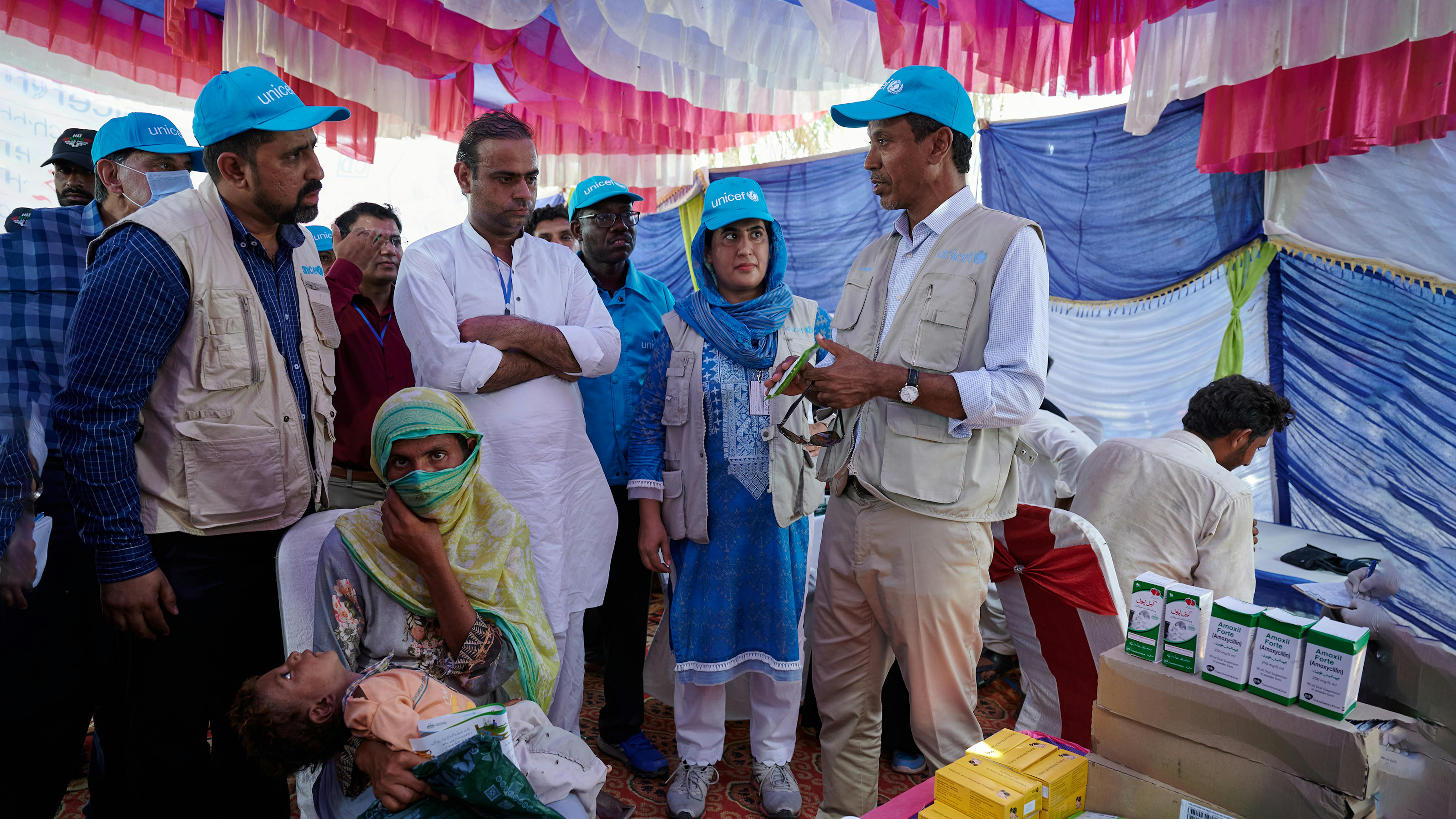 Pakistan Abdullah Fadil, Rappresentante UNICEF in Pakistan, visita un campo medico sostenuto dall'UNICEF e da altri partner per lo sviluppo