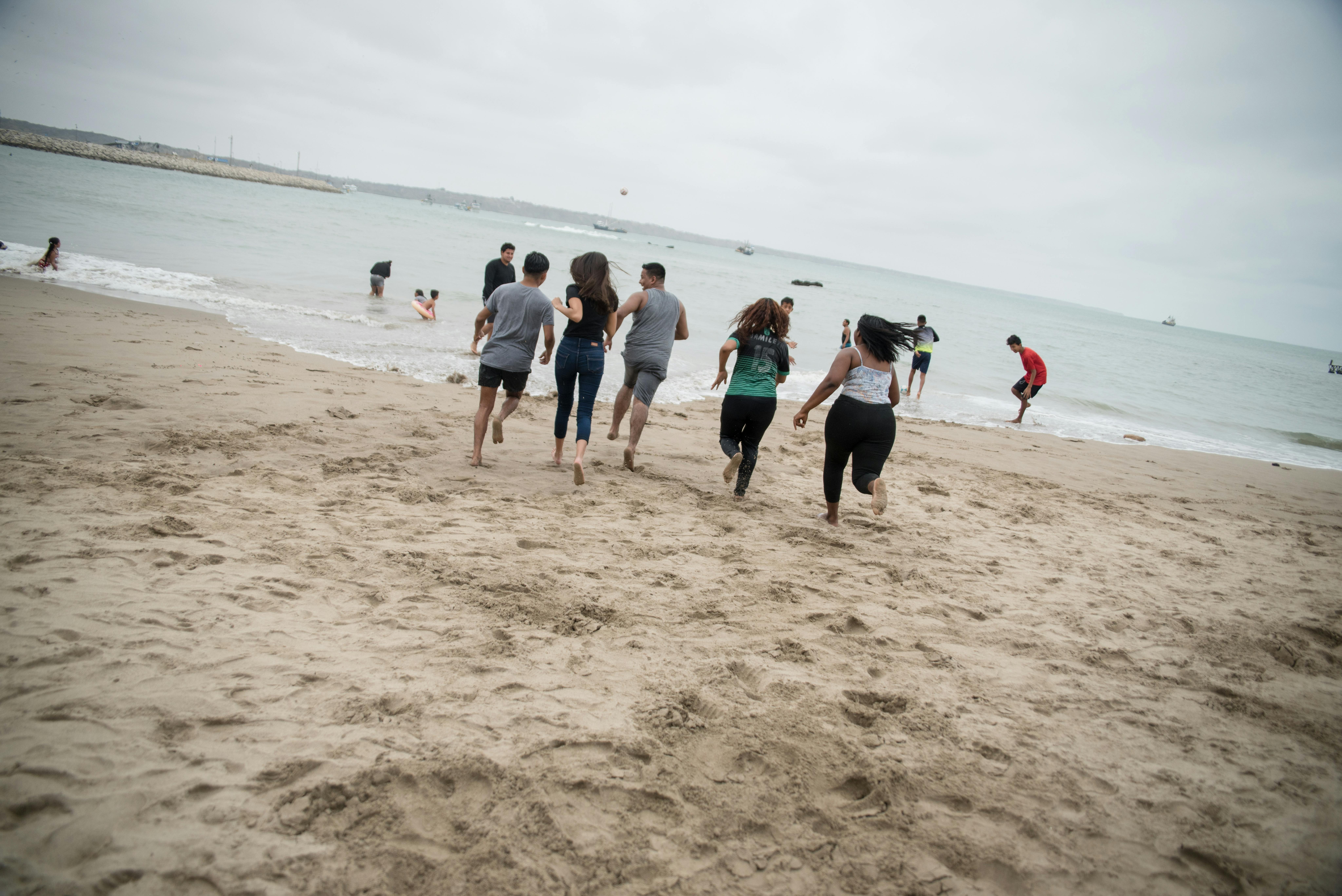 Ecuador: alcuni ragazzi corrono a tuffarsi in mare dopo aver trascorso insieme una giornata a pulire la spiaggia