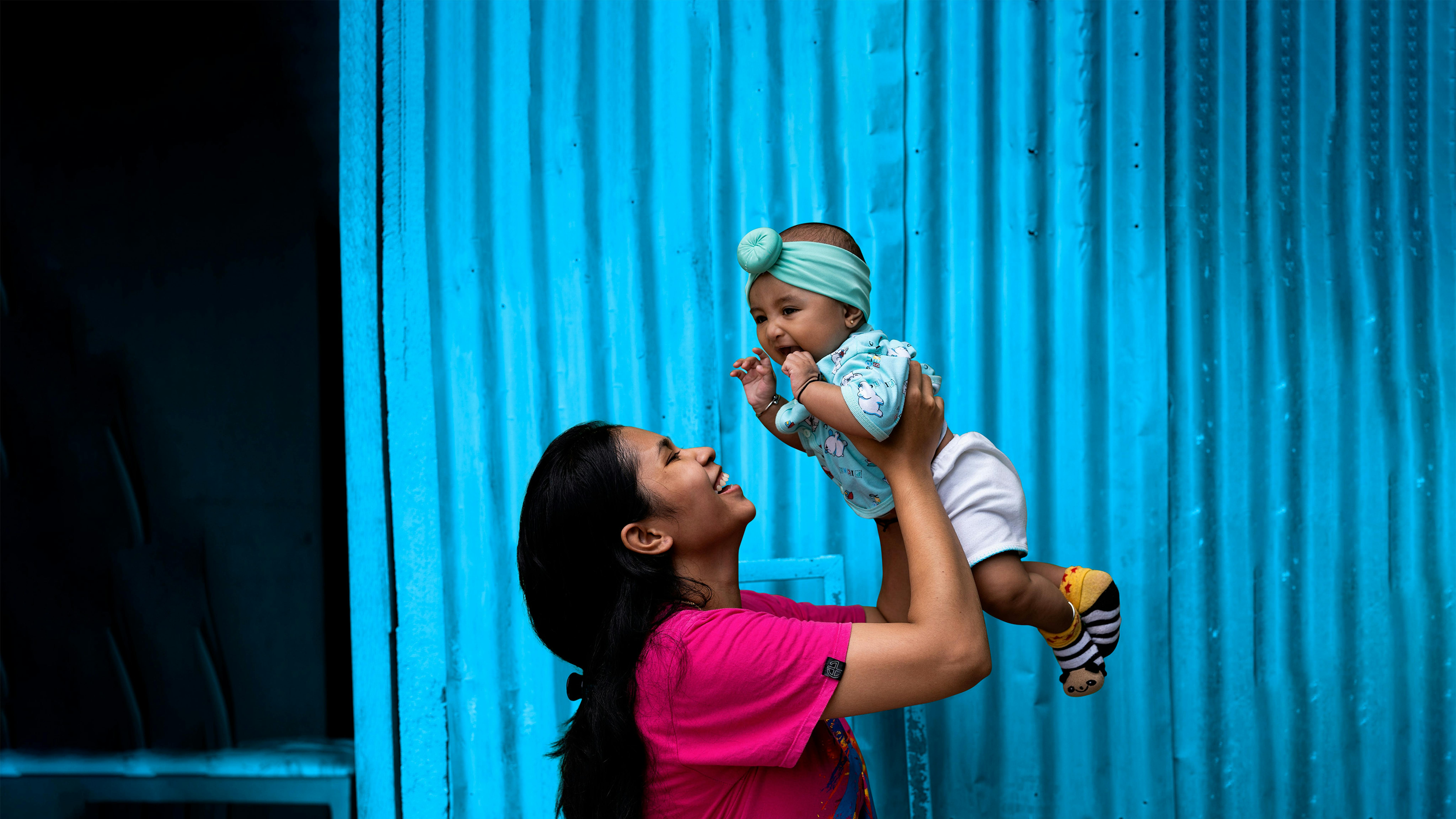 Indonesia - Enciani Radja tiene a casa sua figlia Fayra di 4 mesi dopo aver ricevuto il vaccino contro la poliomielite