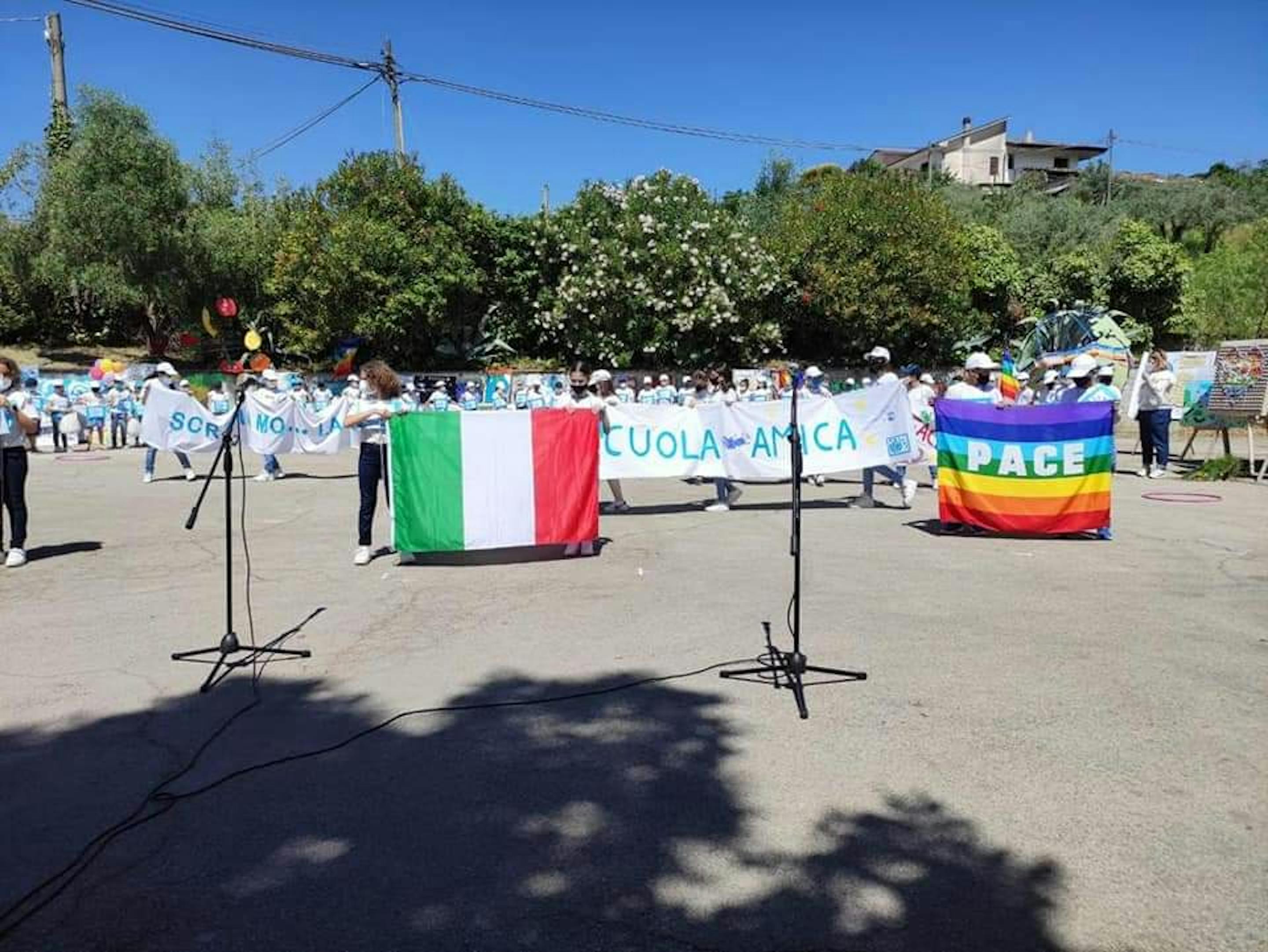 Tanti bambini per la Scuola Amica