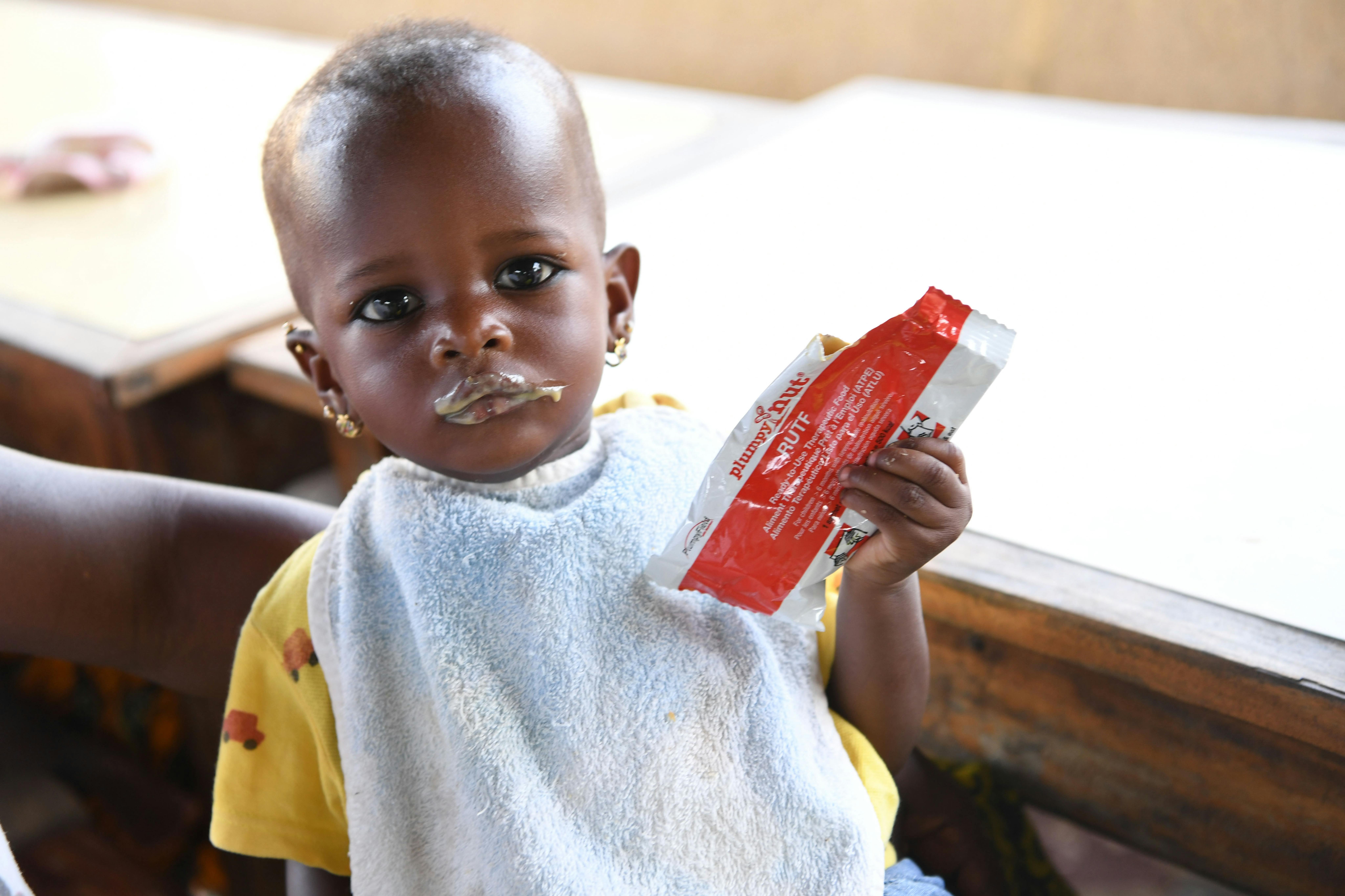 Marianne sta diventando più forte ogni giorno grazie al RUTFL, la pasta a base di arachidi usata per curare la malnutrizione acuta. Siamo nel centro sanitario Pietro Bonili, nel comune di Odienné, nel nord-ovest della Costa d'Avorio.