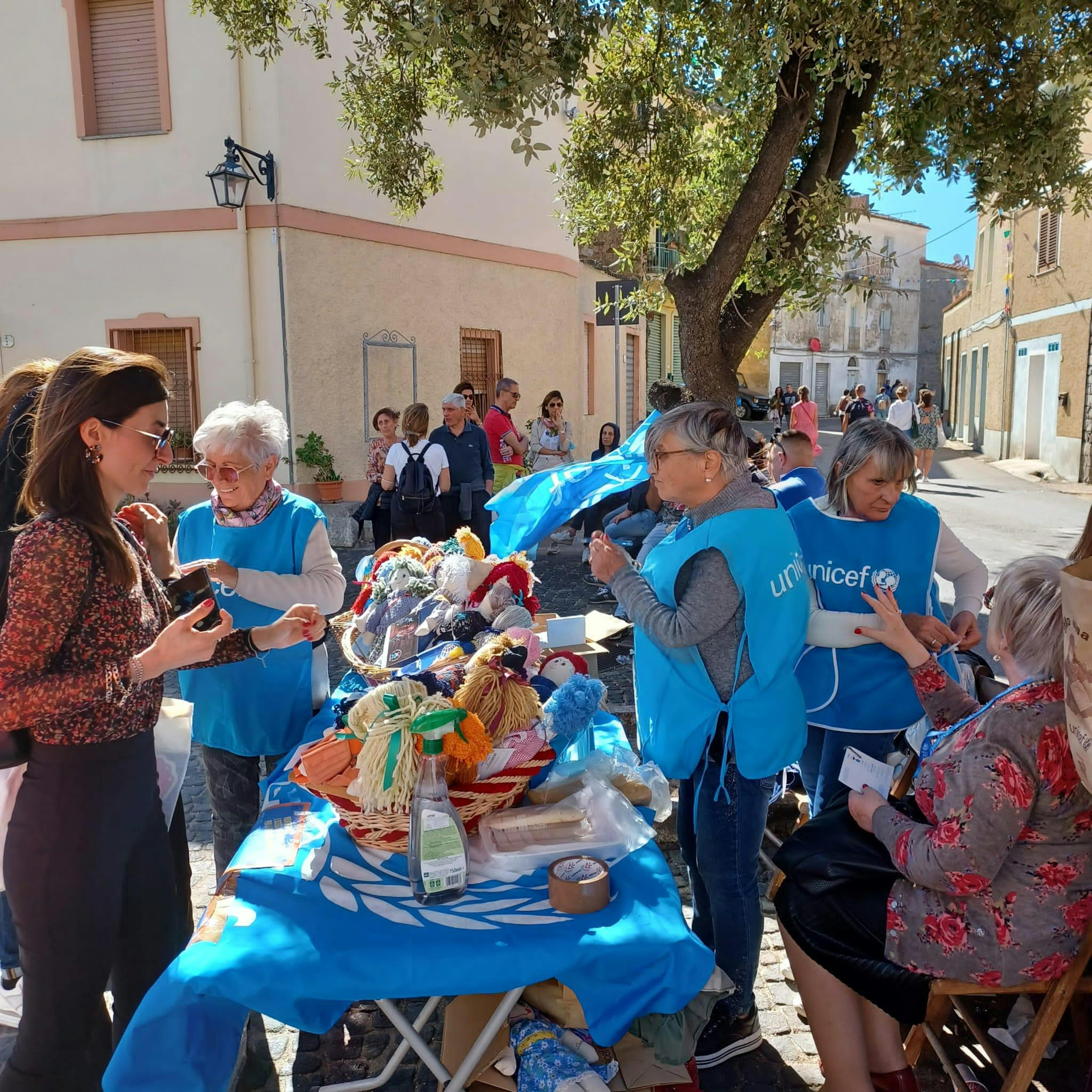 banchetto UNICEF gestito dalle volontarie