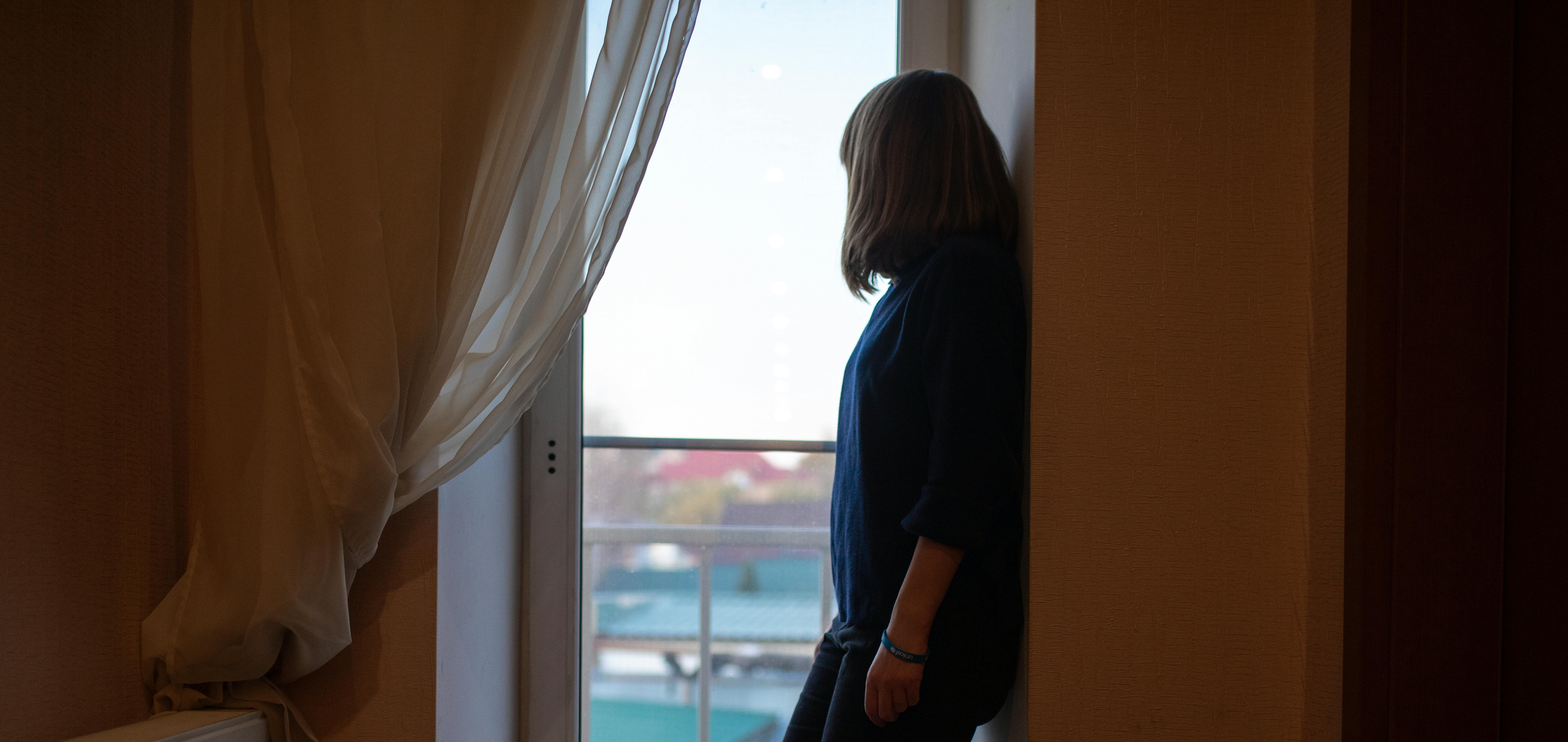 Ragazza alla finestra, fa parte del programma di supporto psicosociale di UNICEF in Ucraina Orientale