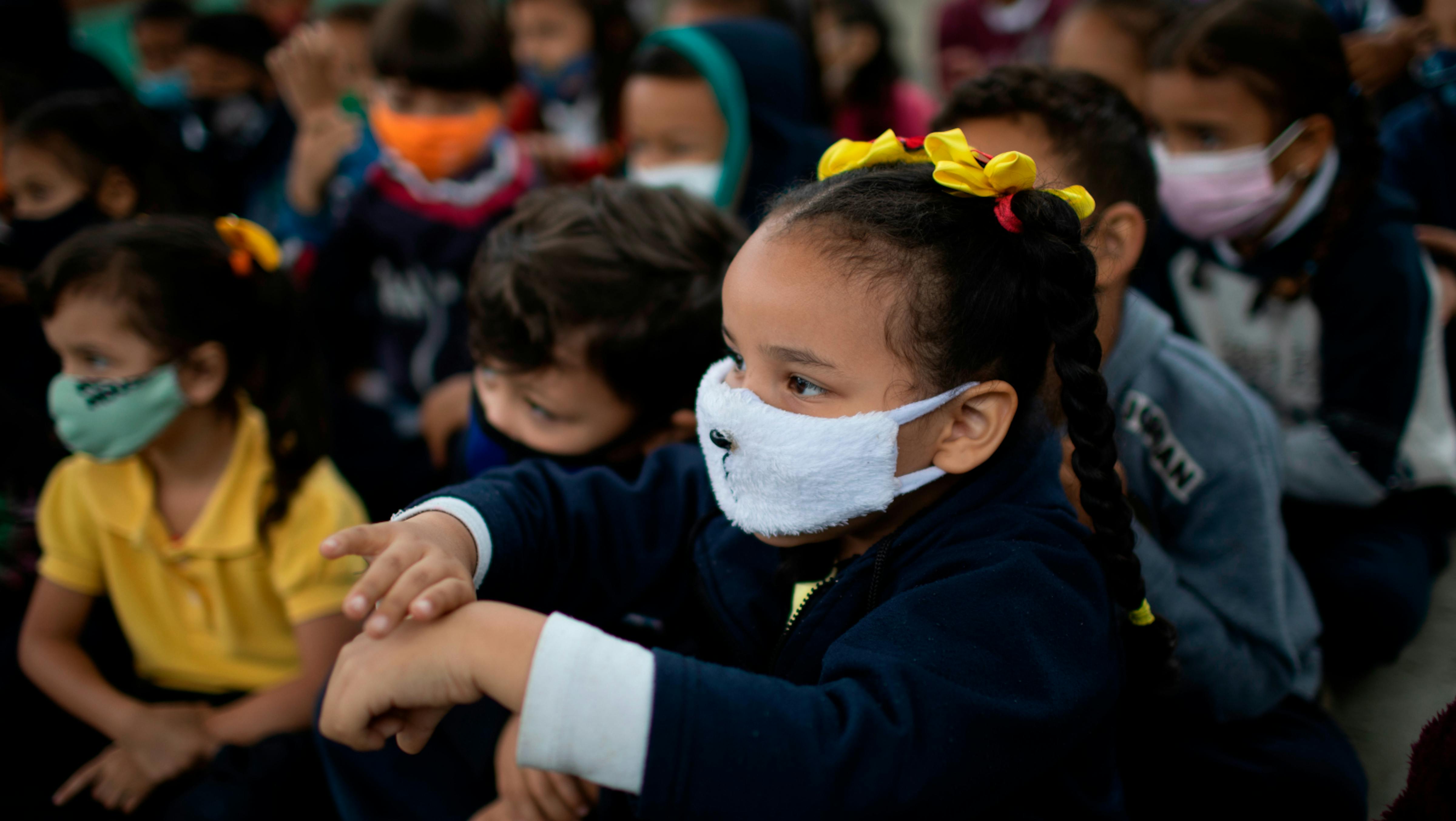 Venezuela - una bambina apprende come lavare le mani durante il World Water Day