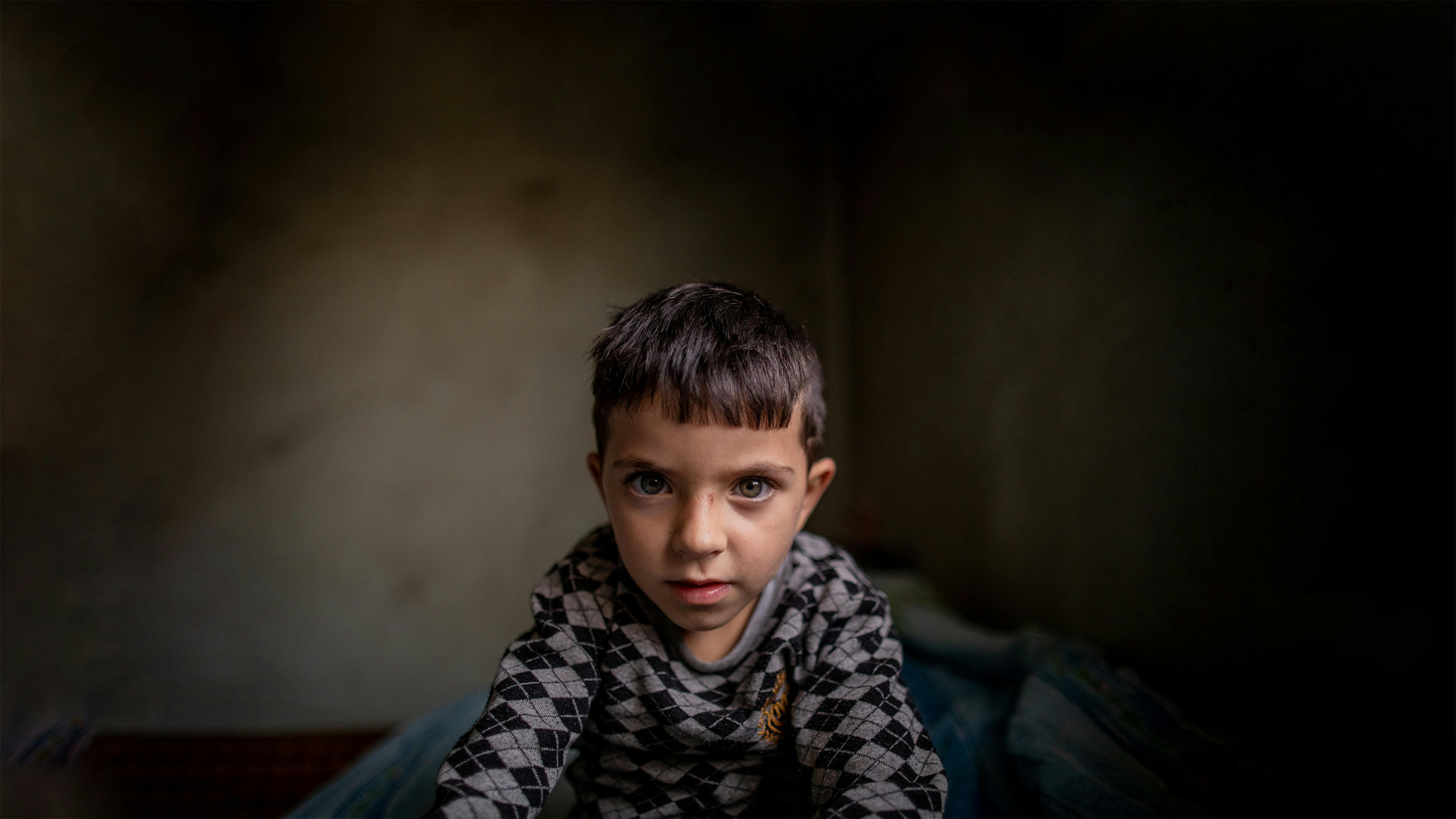 Armenia - Un bambino nella sua camera da letto della sua casa di famiglia nella città di Artashat.