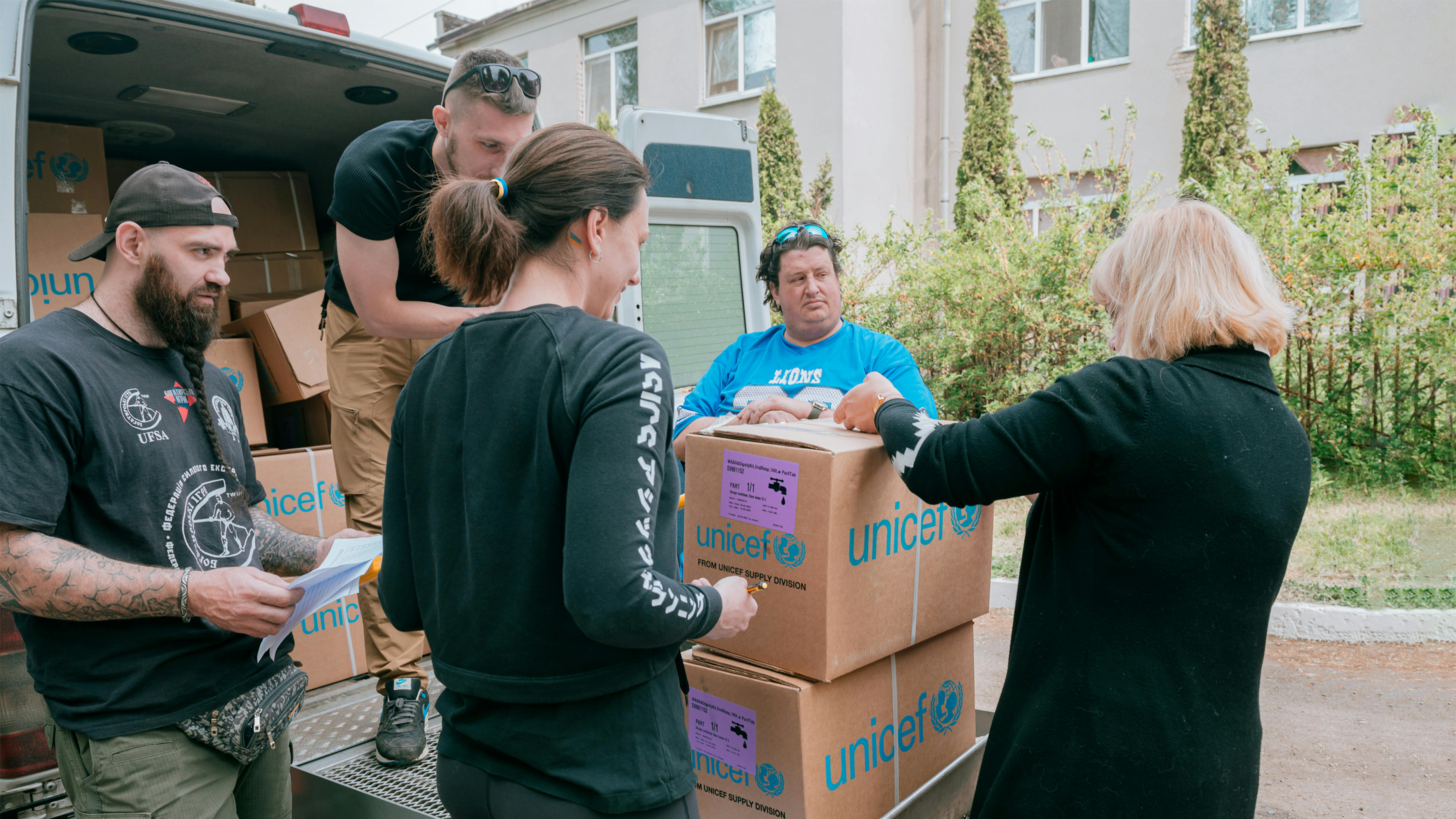 L''UNICEF fornisce aiuti agli sfollati ospitati in un centro sanitario nel sud dell'Ucraina
