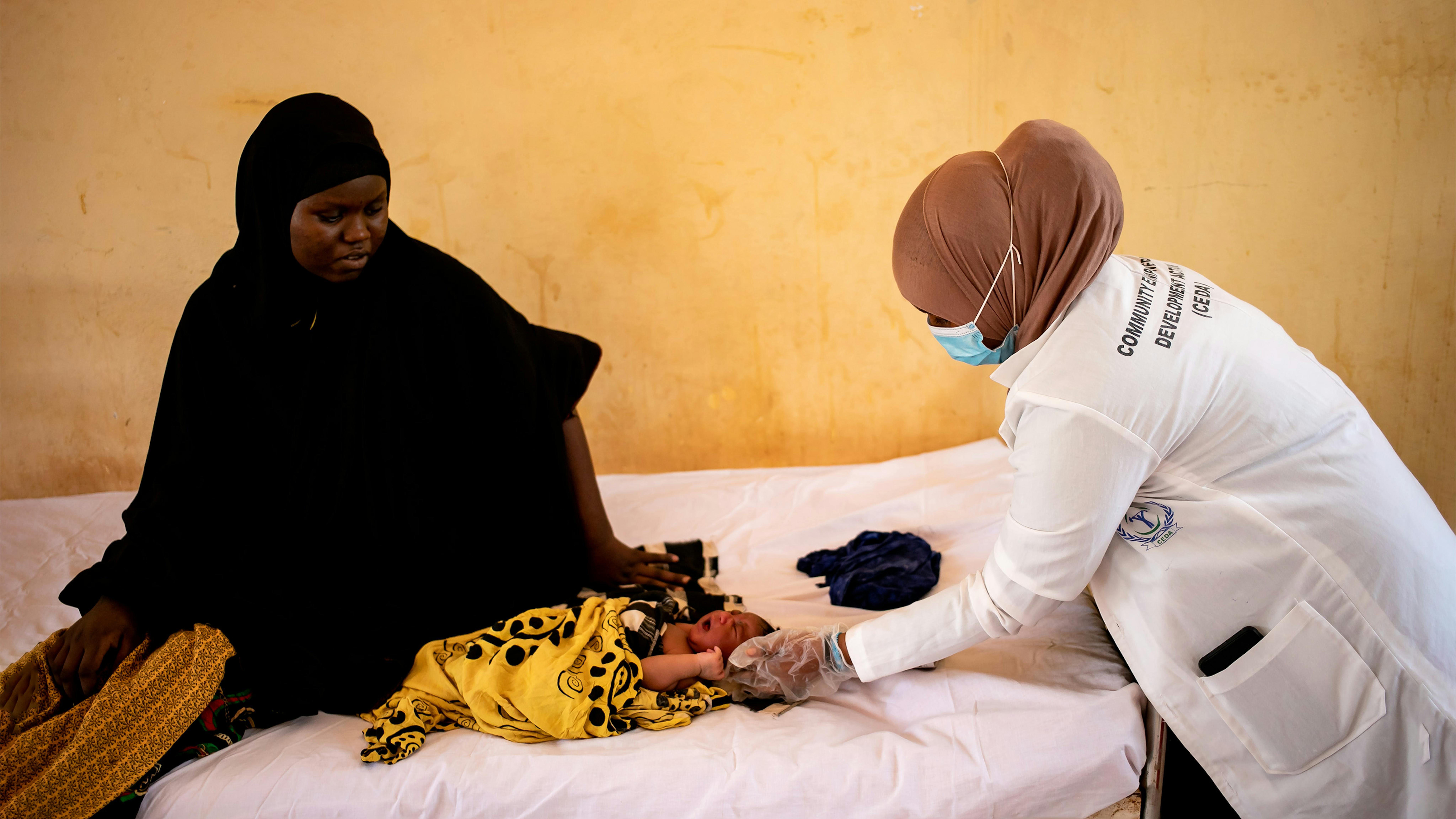 Somalia - un'infermiera consulta una donna al Dolow Health Center di Dolow