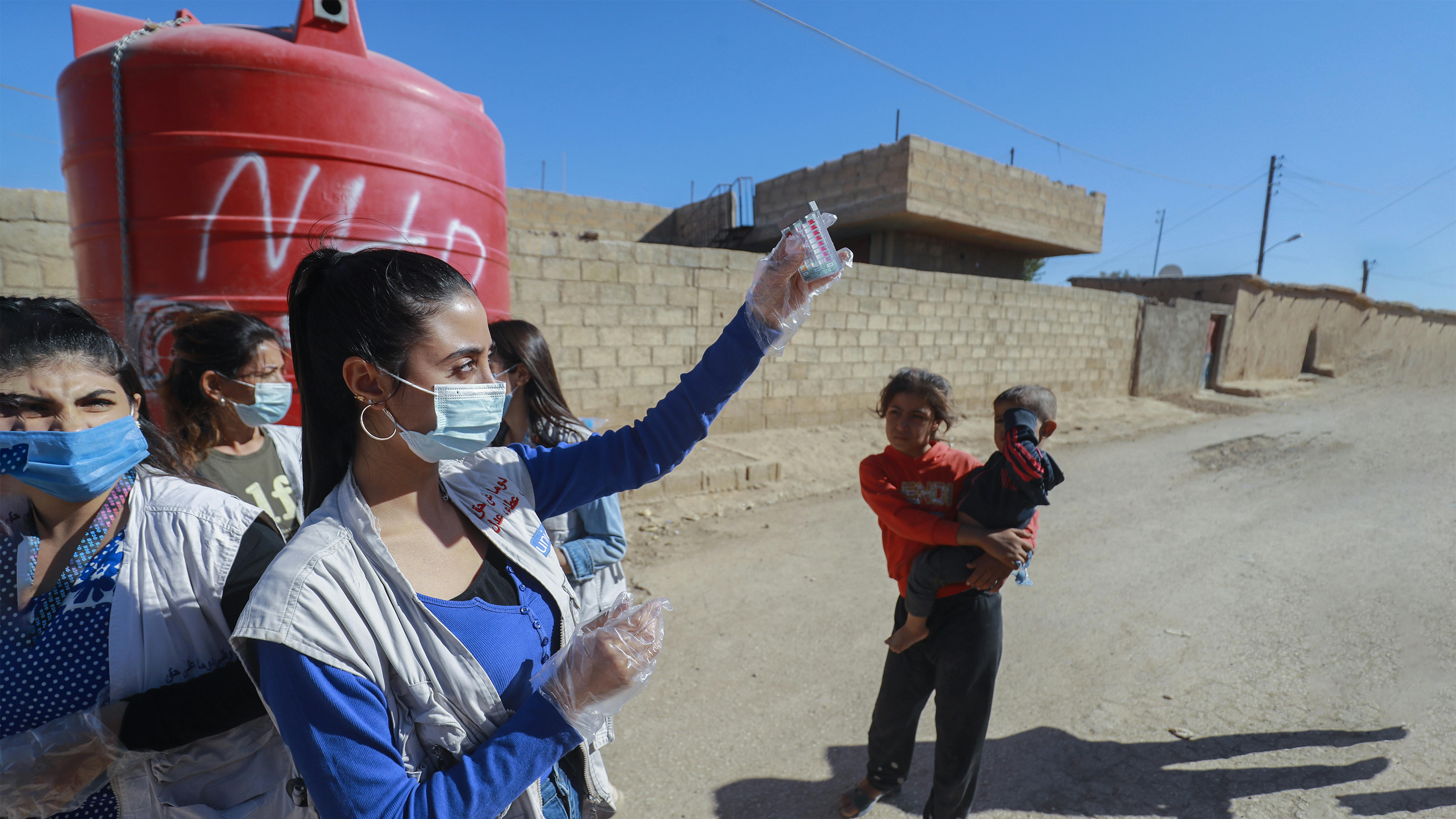 Siria - Volontari, supportati dall'UNICEF, testano i livelli di cloro utilizzando un tester per garantire la pulizia dell'acqua come parte della campagna di risposta al colera