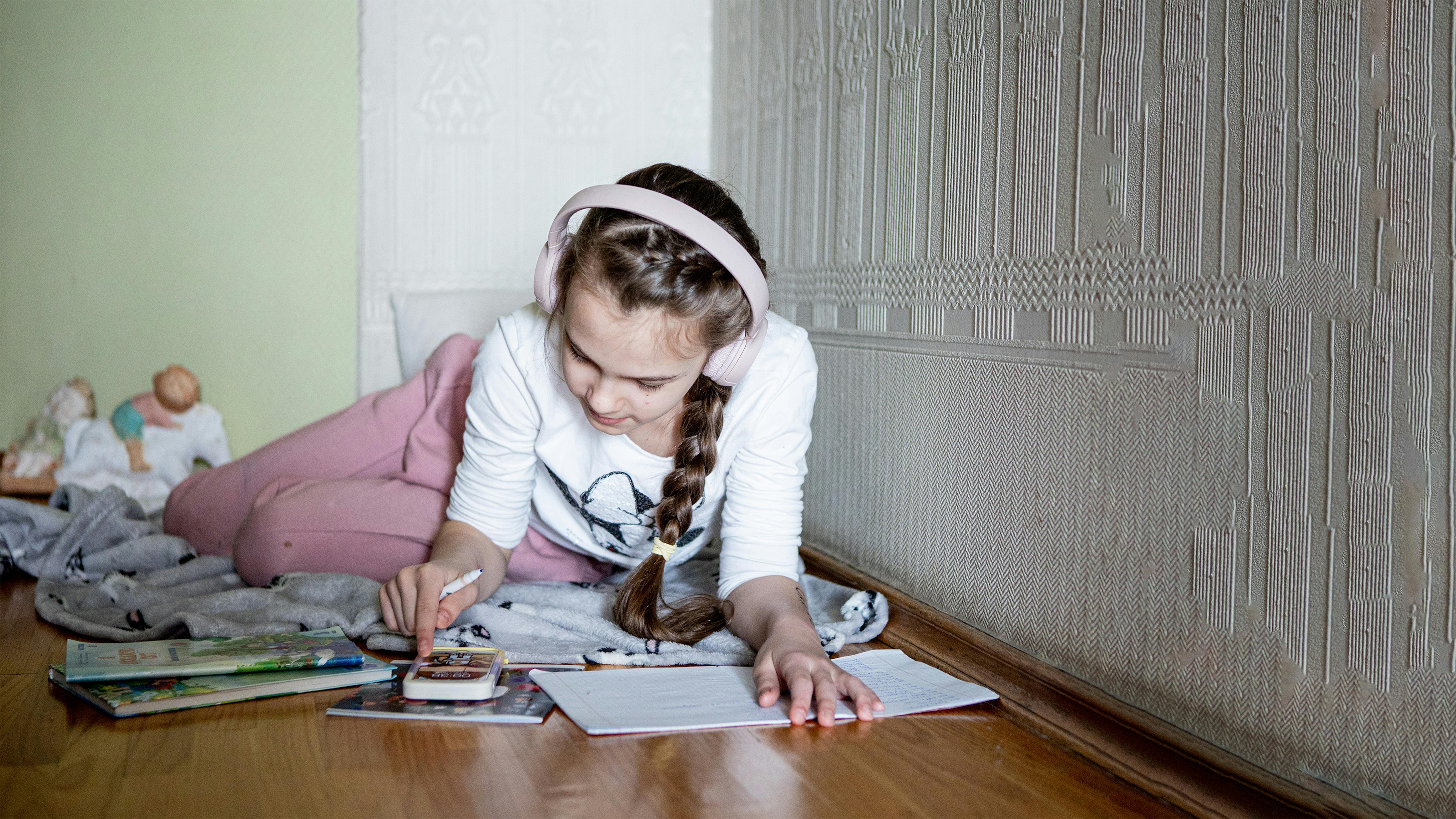 Vinnytsia, Ivanna, nove anni, studia online È stata costretta a lasciare i suoi preziosi libri di scuola a Kiev
