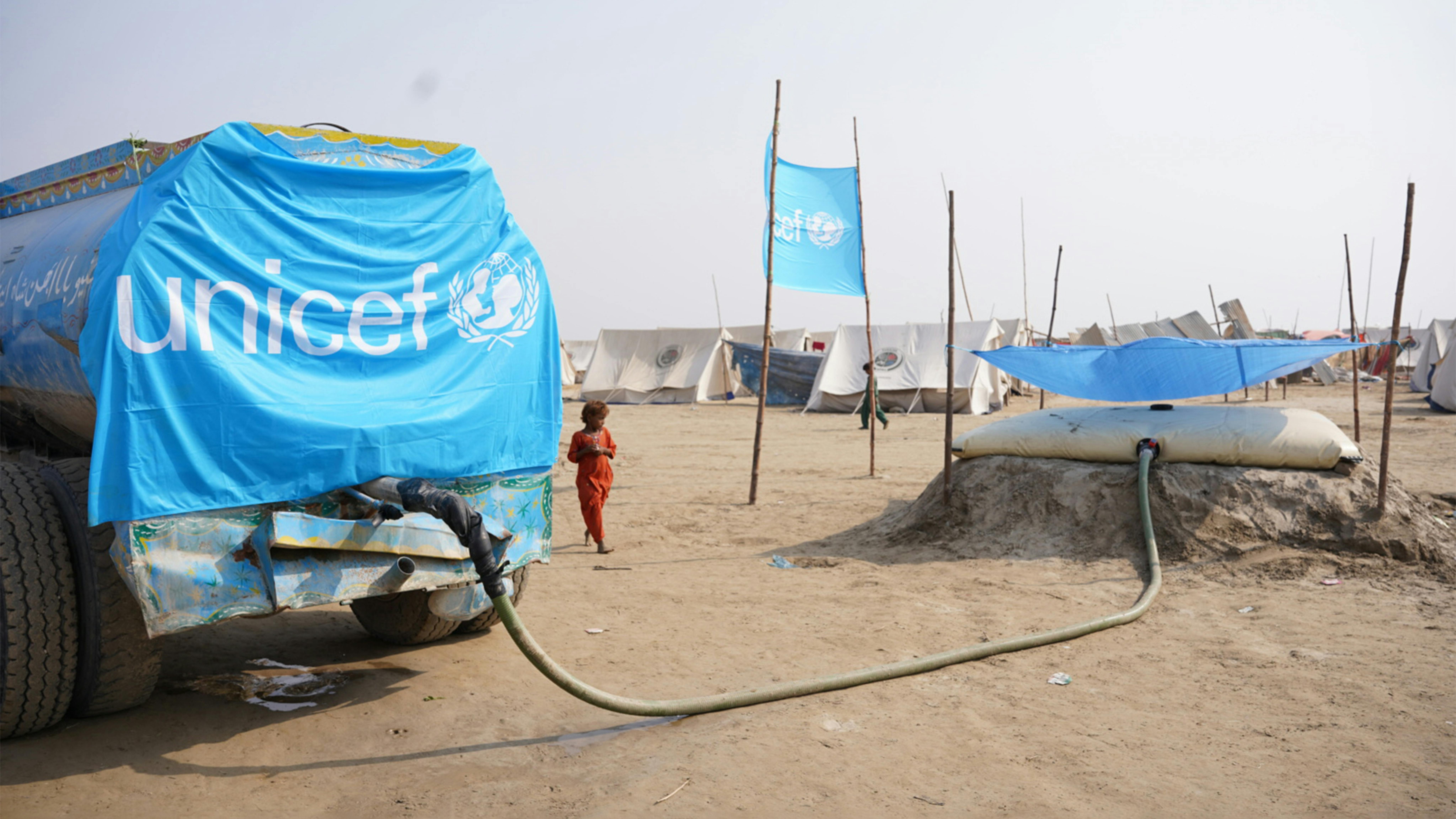 Pakistan - un'autocisterna dell'UNICEF fornisce acqua potabil un campo per persone colpite dalle inondazioni a Thari Mirwah, distretto di Khairpur, Sindh.
