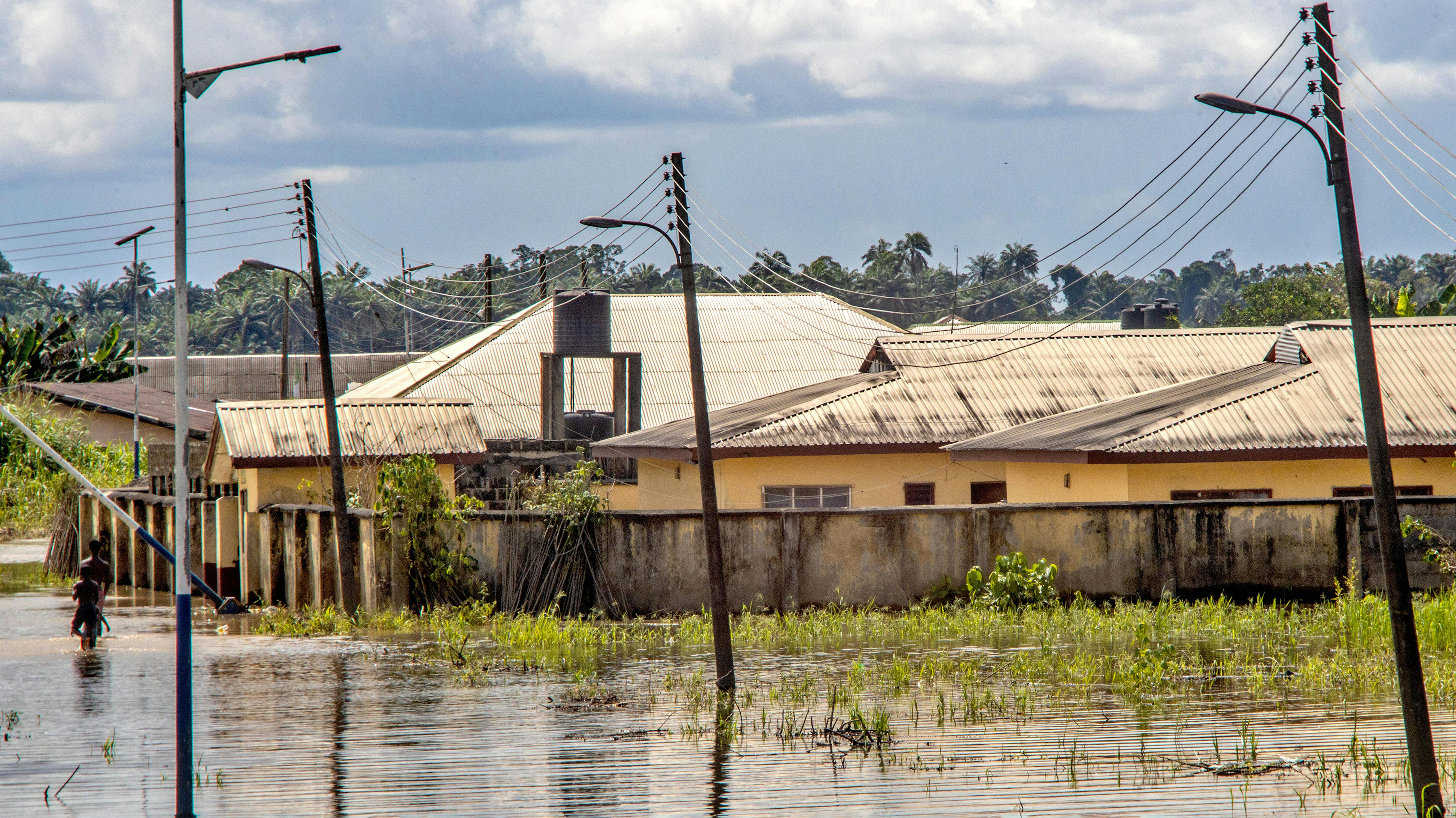 Una vista delle inondazioni a Sagabama LGA, stato di Bayelsa, Nigeria.