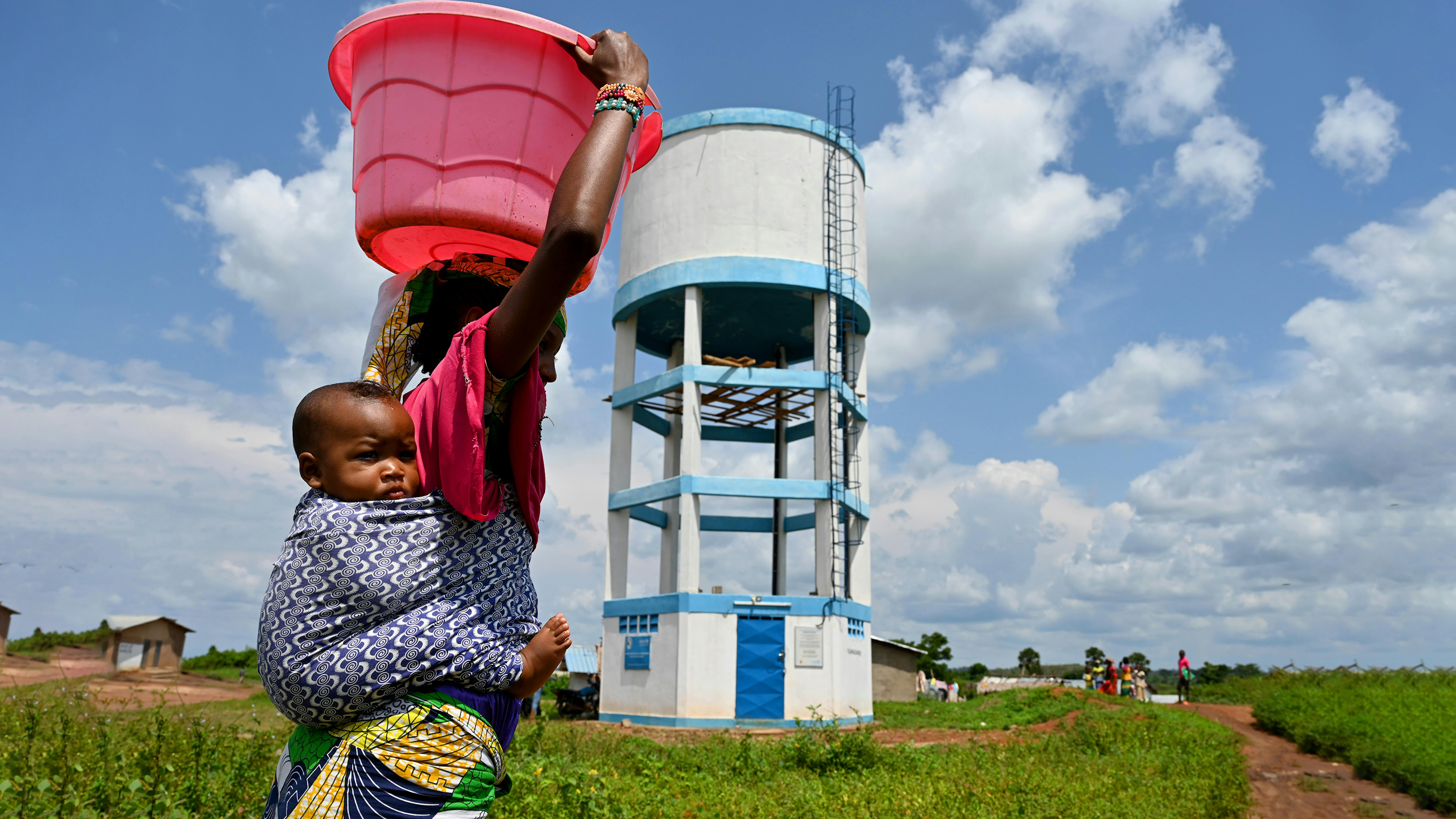 Camerun - Le  persone della comunità beneficiano del sistema fotovoltaico di approvvigionamento di acqua potabile