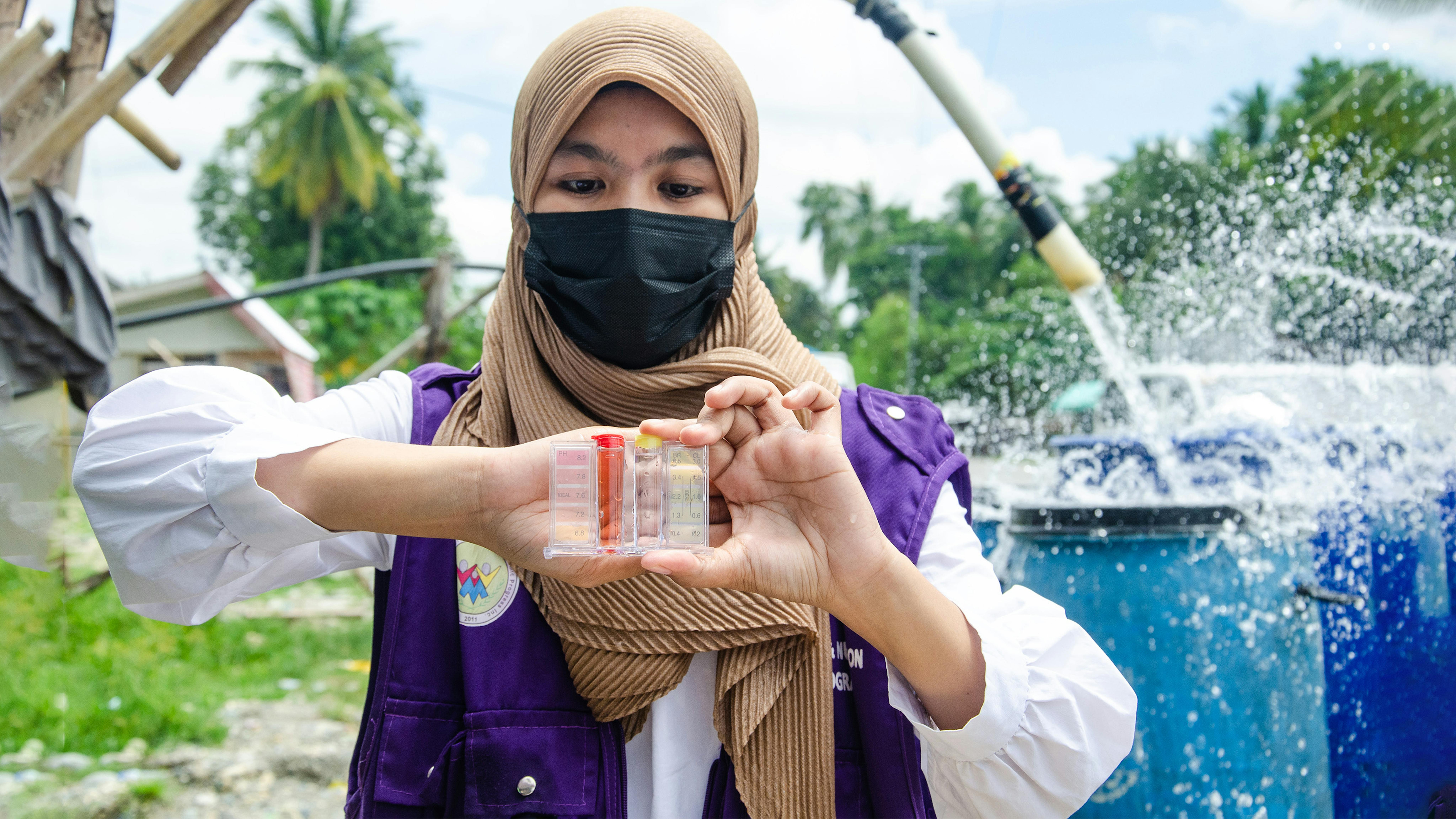 Filippine - un operatore di una ong parner dell'UNICEF effettua il test della potabilità dell'acqua