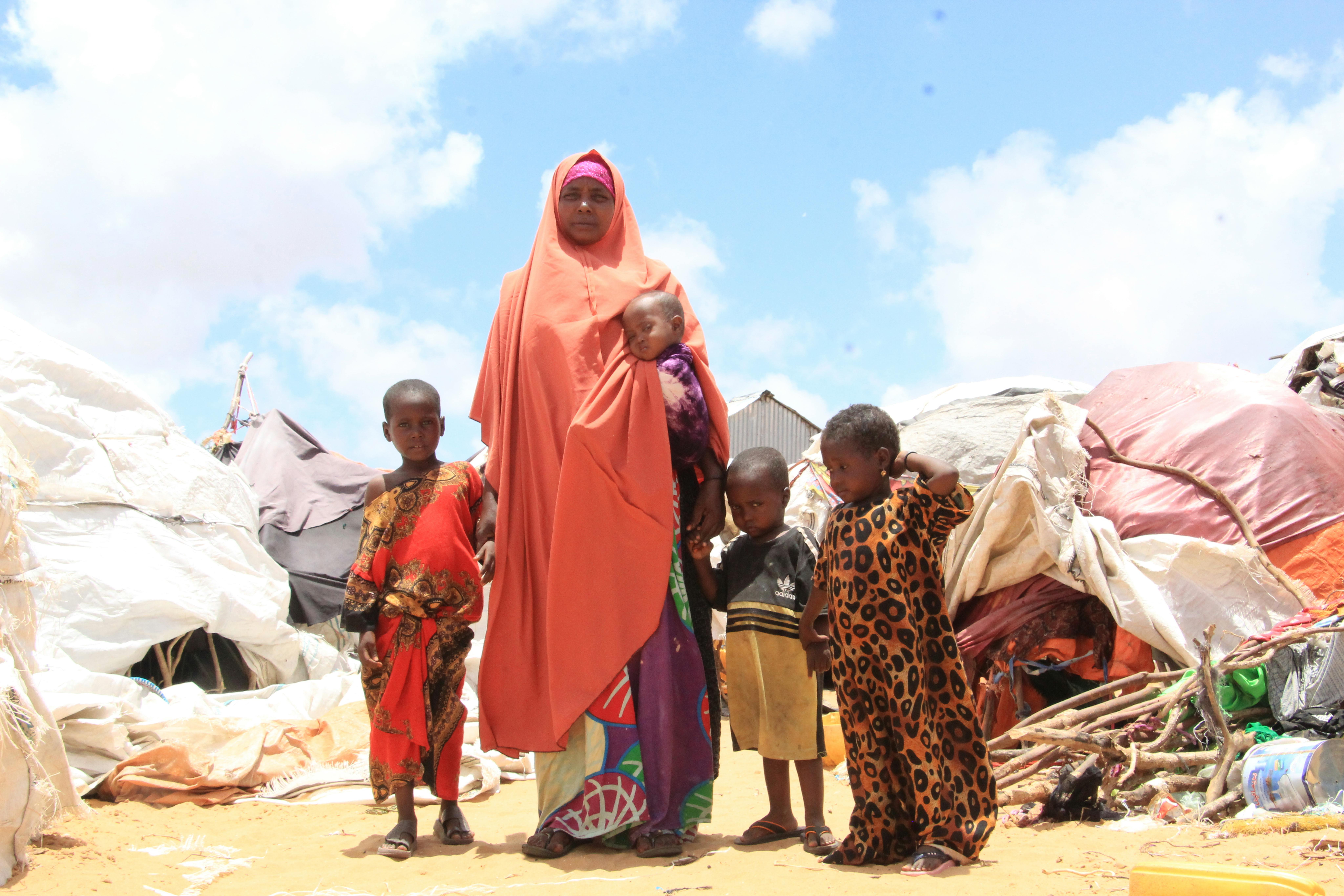 Somalia, Khadijo ha visto mancare il raccolto, perire il bestiame e venir meno la disponibilità idrica della sua comunità. È dovuta fuggire a Mogadiscio in cerca di cibo e acqua per i suoi quattro figli.