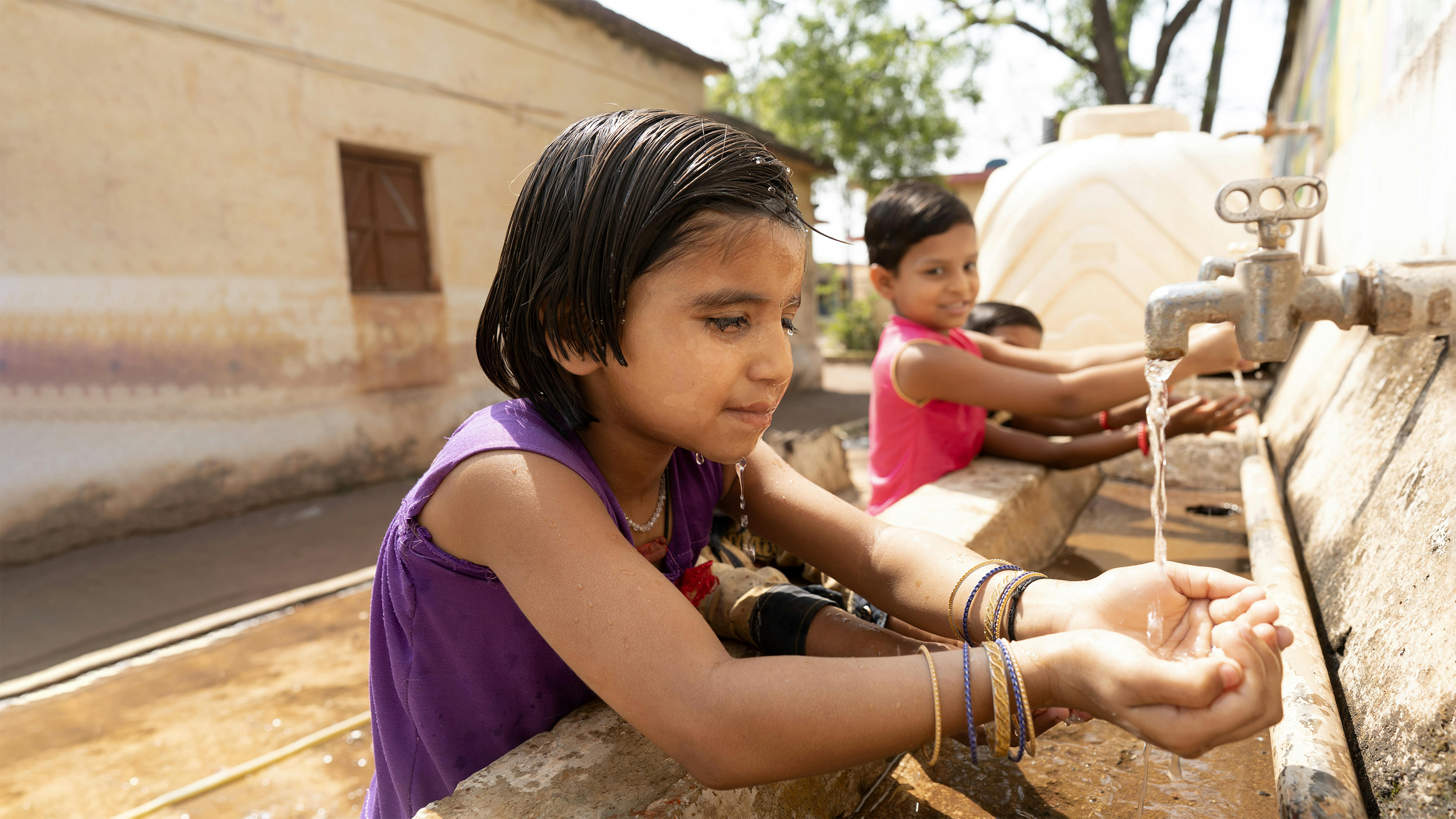 India - Ojaswi Sen, Neeti Sen, Dolly sen e Maurya Sen usano i rubinetti alla scuola elementare di Bodegaon.