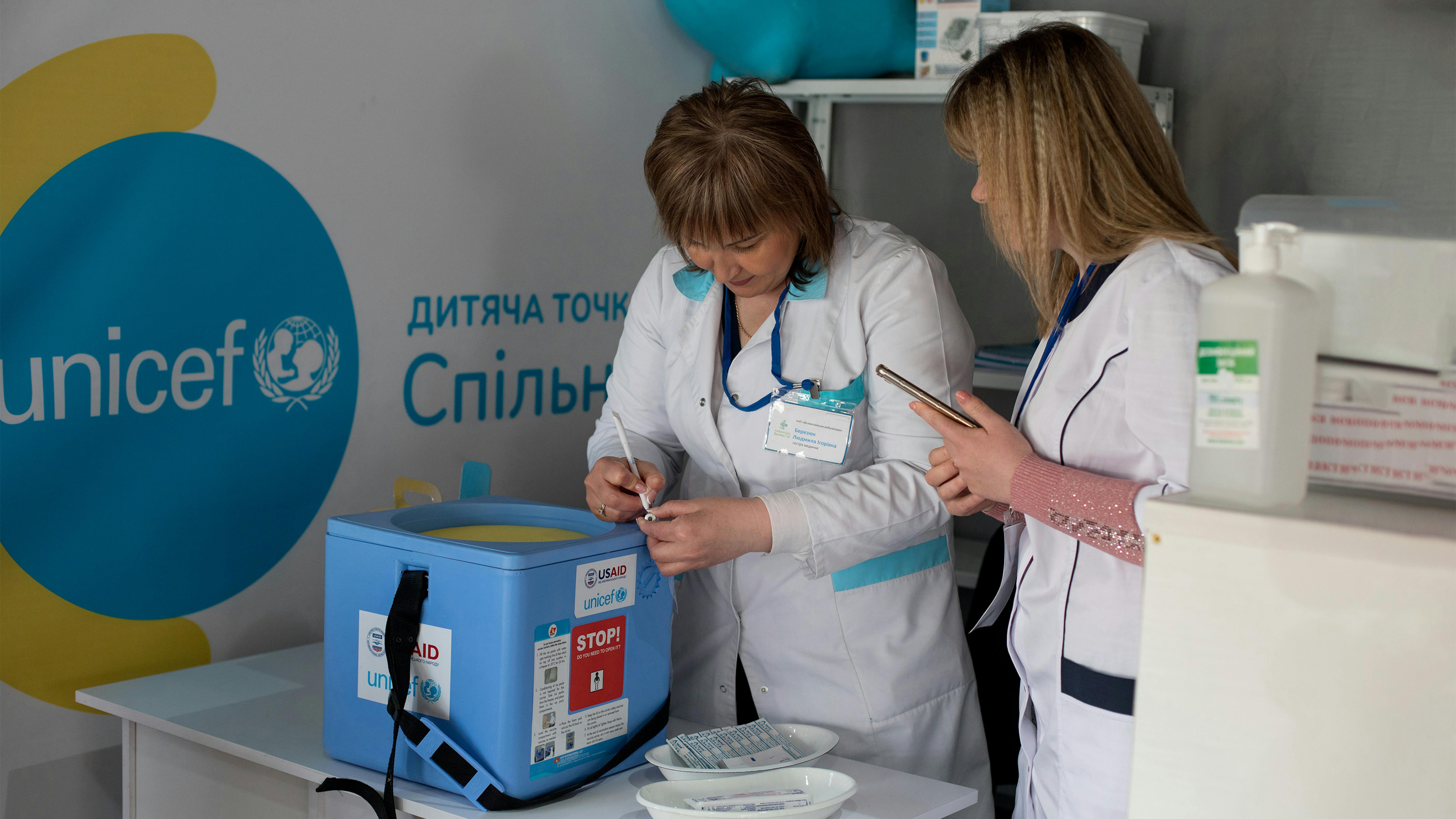 Ucraina, i medici lavorano al punto di vaccinazione mobile presso lo 