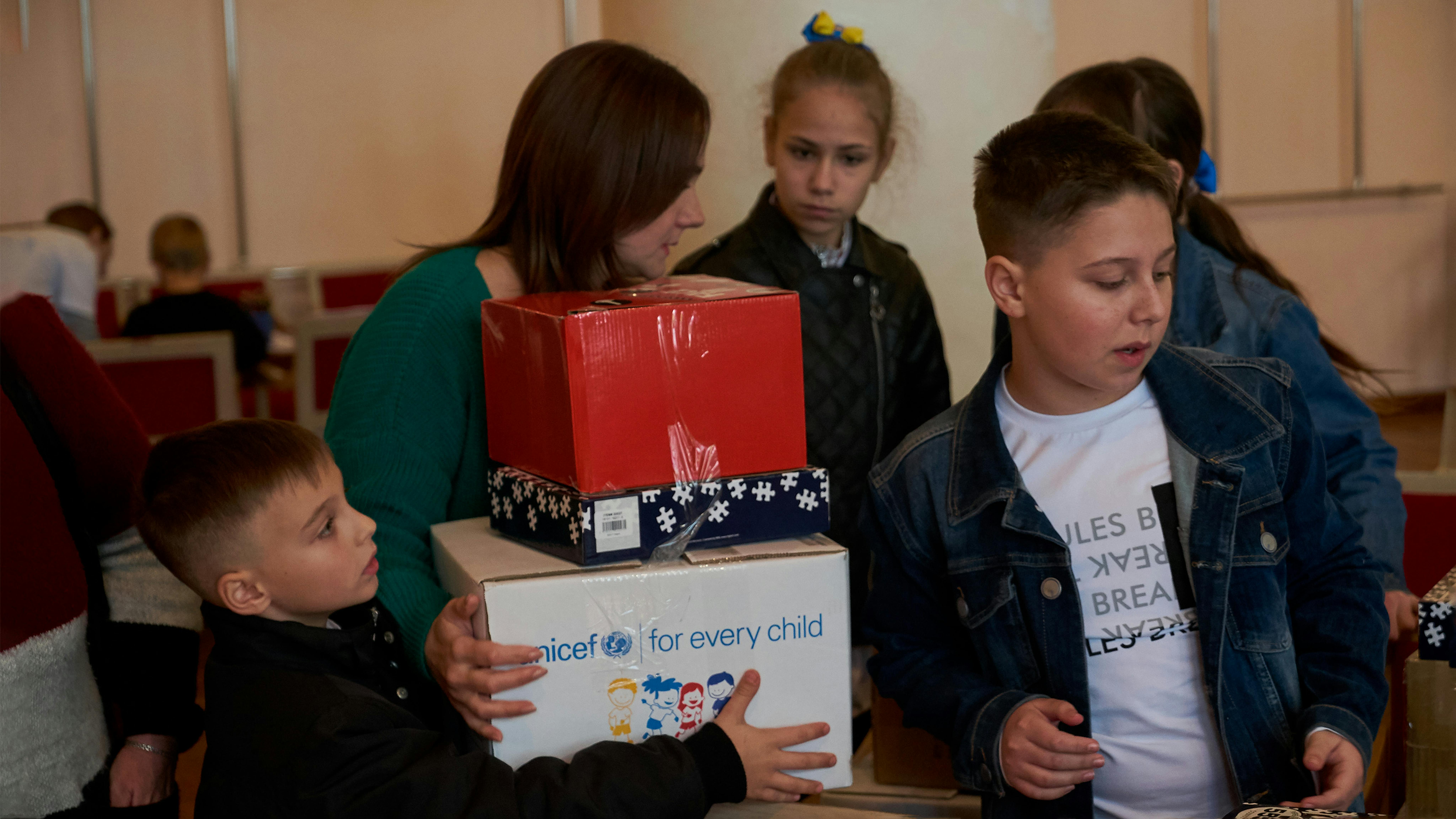 Ucraina - una famiglia sfollata riceve i kit invernali dell'UNICEF, contenenti indumenti caldi,...