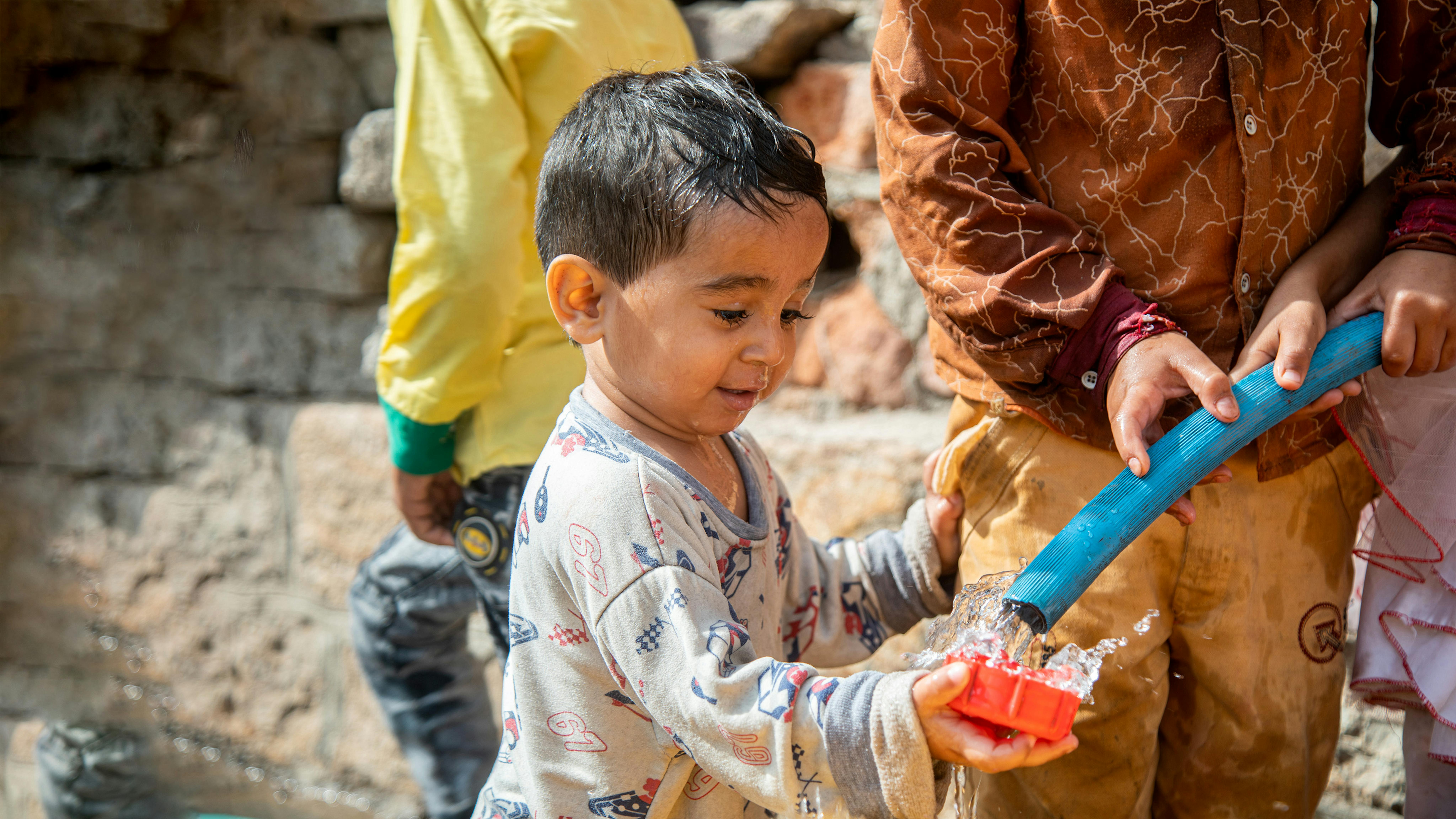 Yemen - Il piccolo Rayan Abdo, 2,5 anni, nel quartiere di Al Nusayria - Governatorato di Taizz mentre beve allegramente acqua