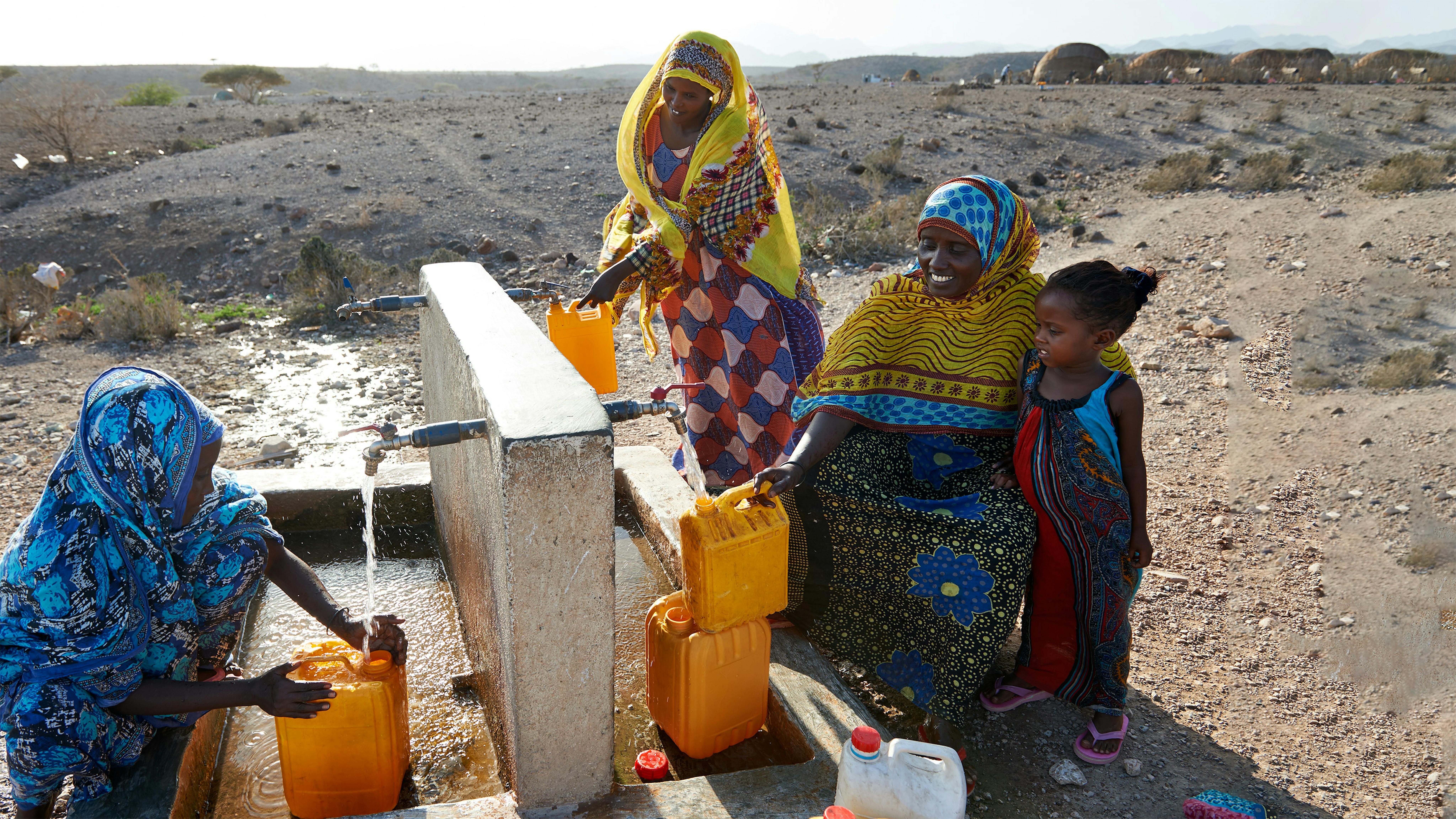 Gibuti - un gruppo di donne raccoglie acqua potabile da un punto d'acqua sostenuto dall'UNICEF nel villaggio di Daf