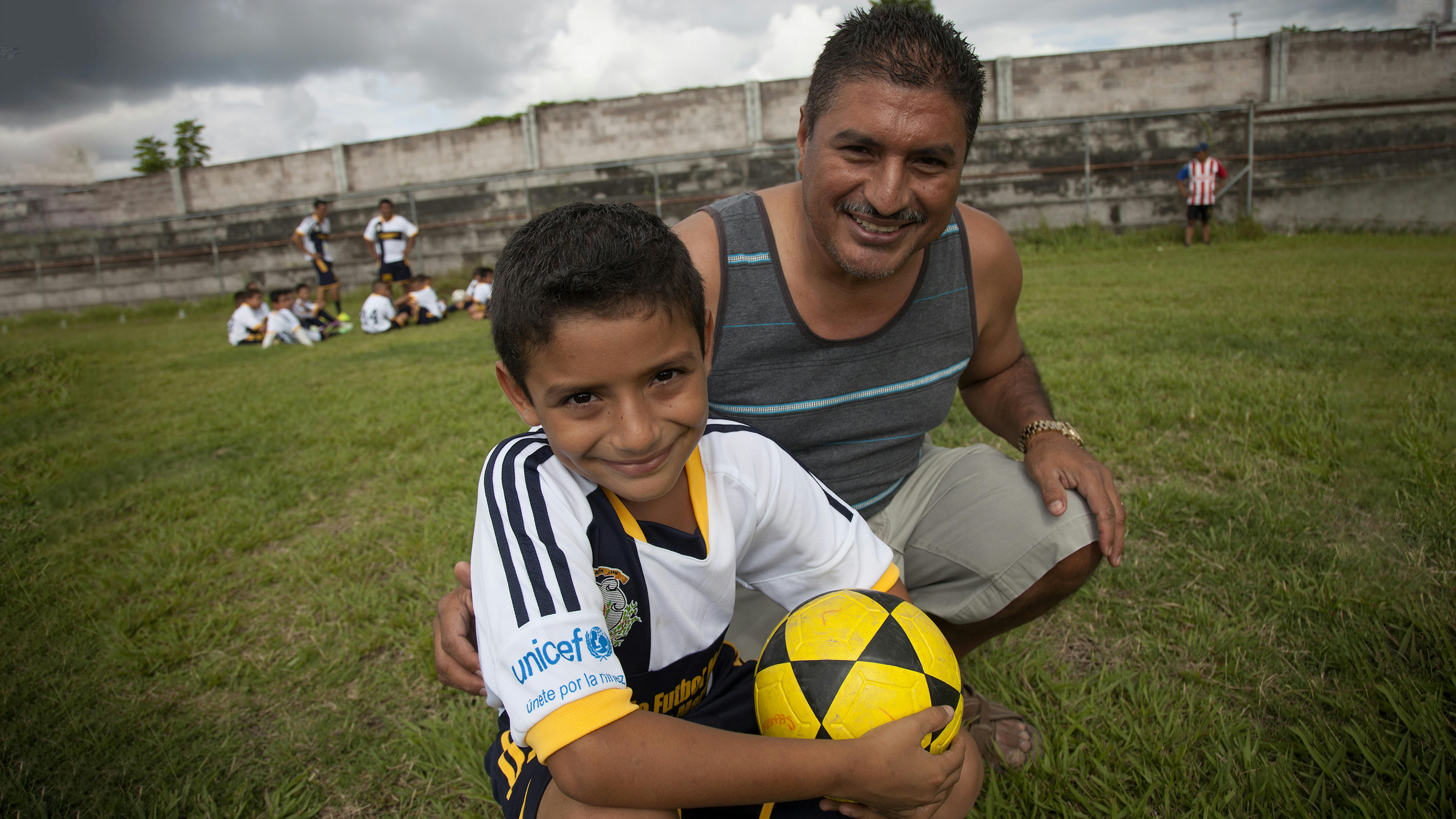 El Salvador - padre e figlio si allenano in un campo da pallone