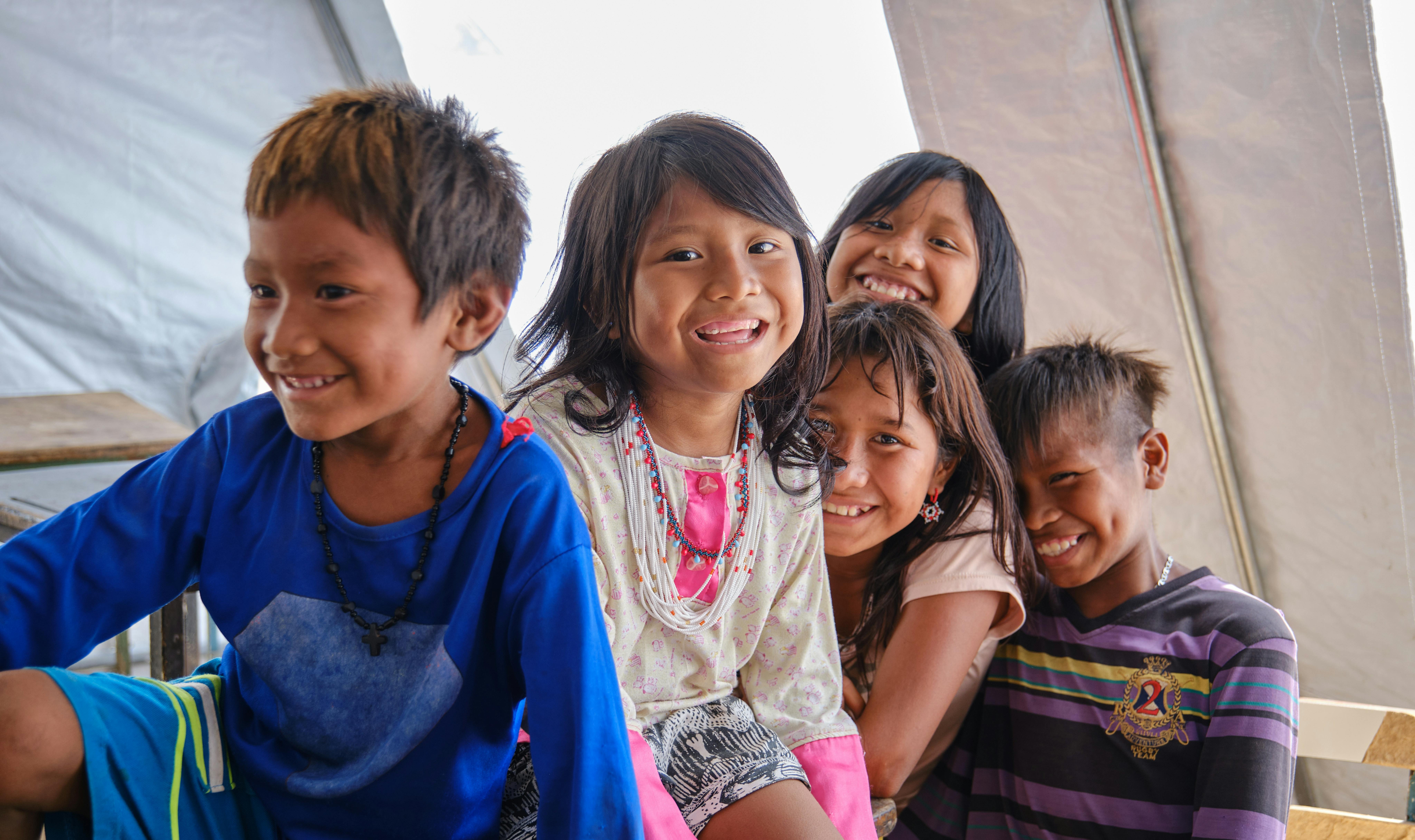 Venezuela, un gruppo di bambini della comunità indigena Enape