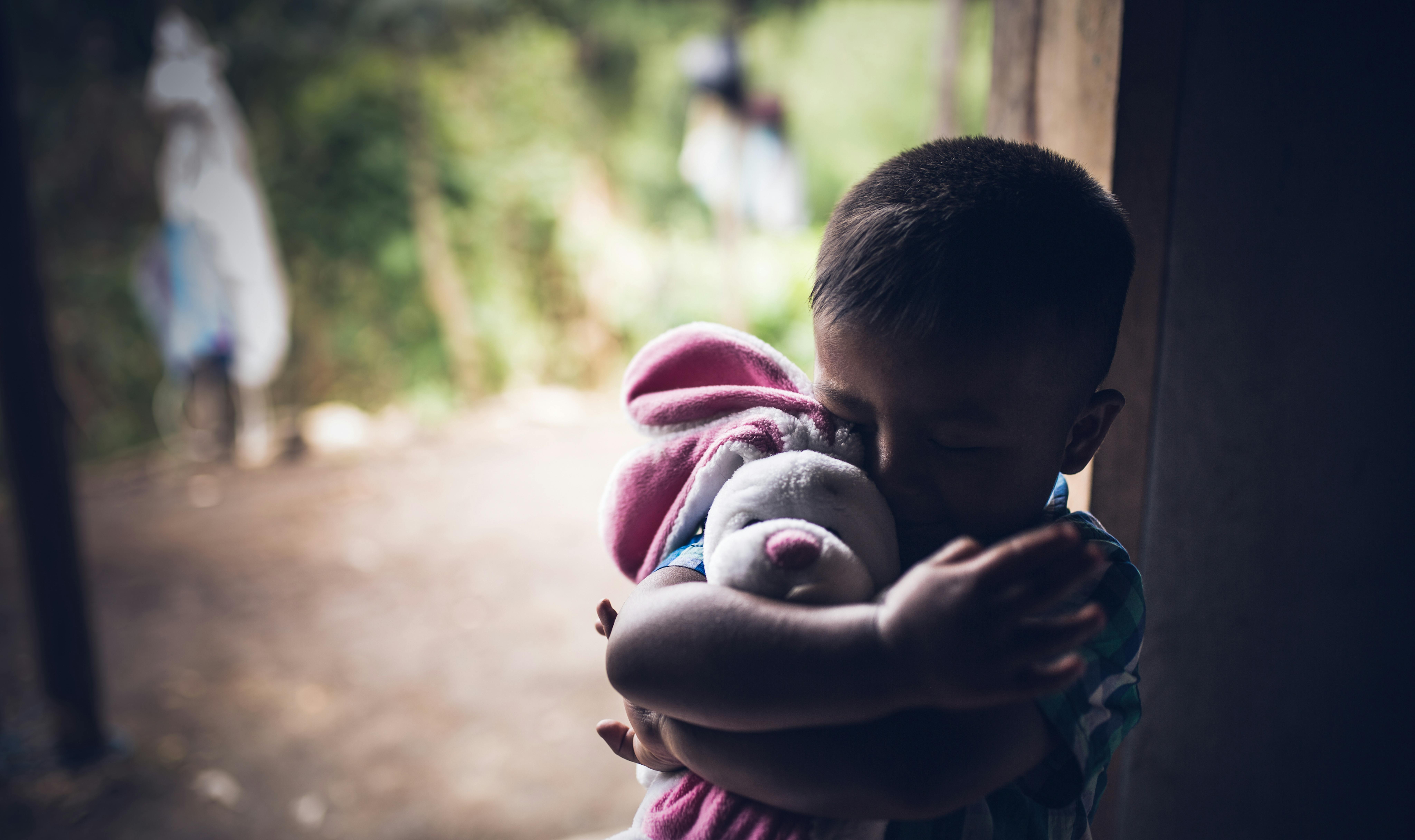 Guatemala - una bambin abbraccia il suo peluche