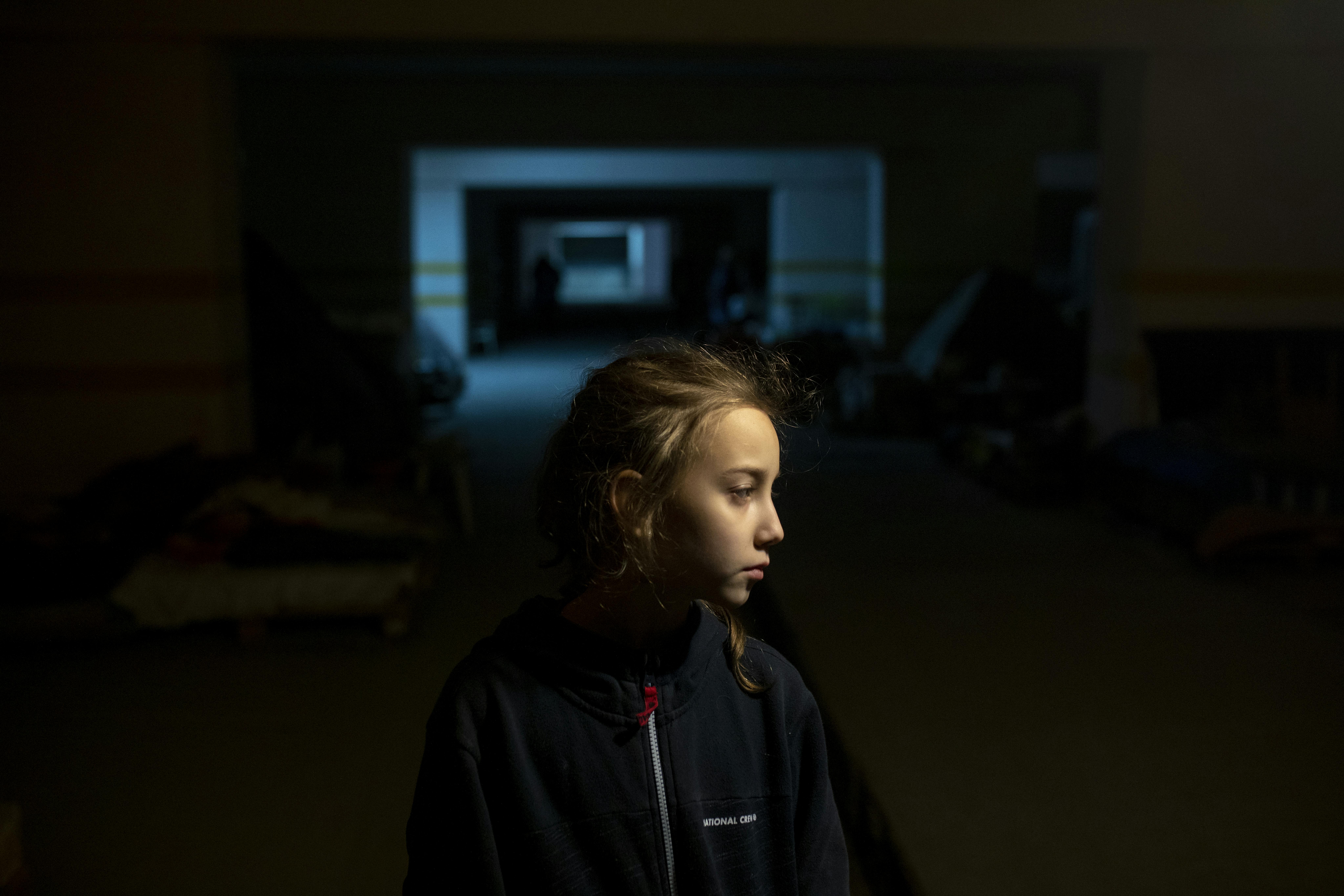 Alina, di nove anni, di Kharkiv, nel parcheggio sotterraneo, dove ha trovato rifugio insieme ai suoi genitori