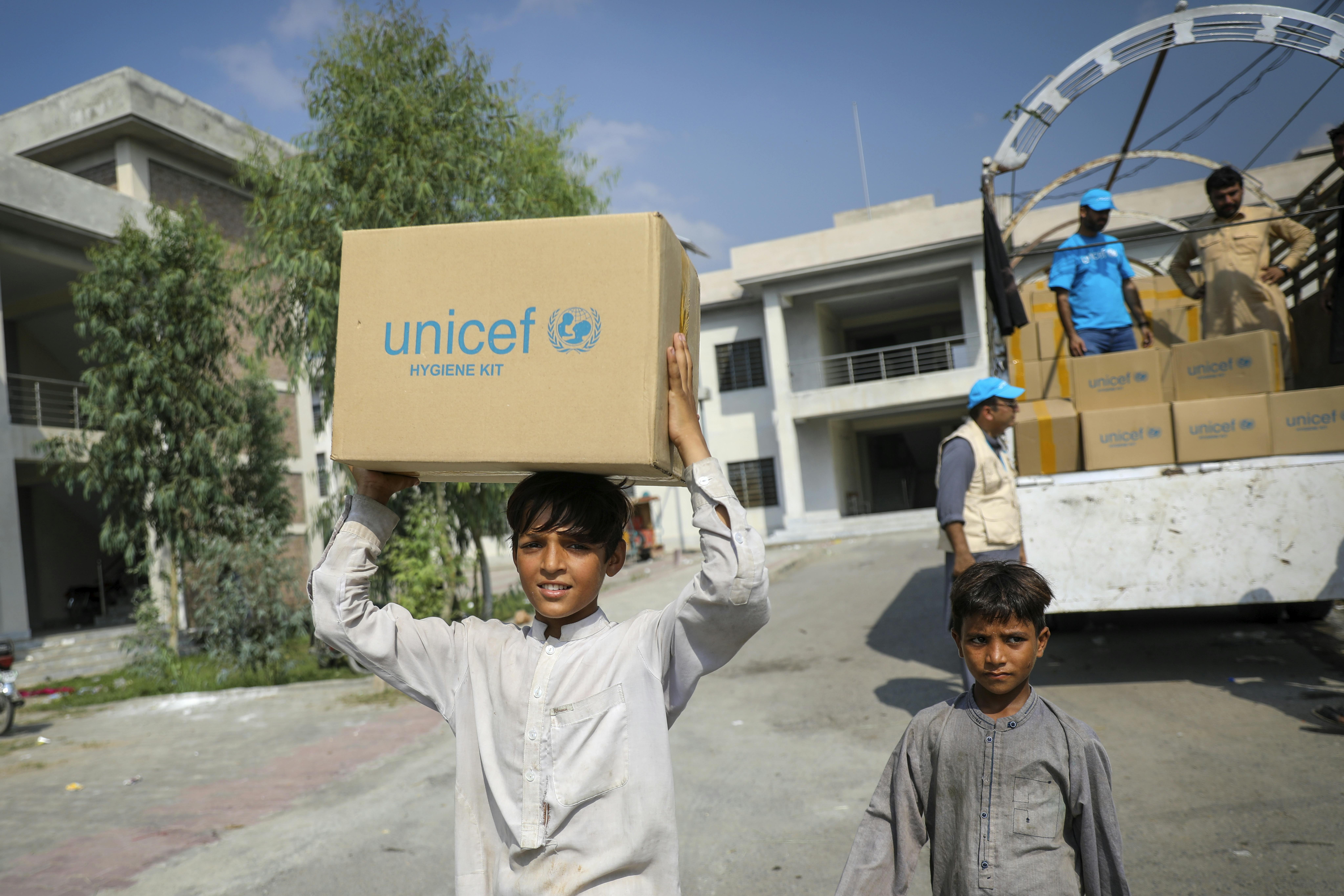 Bambini in Pakistan ricevono aiuti UNICEF a seguito delle inondazioni che ha colpito il paese ad agosto 2022.
