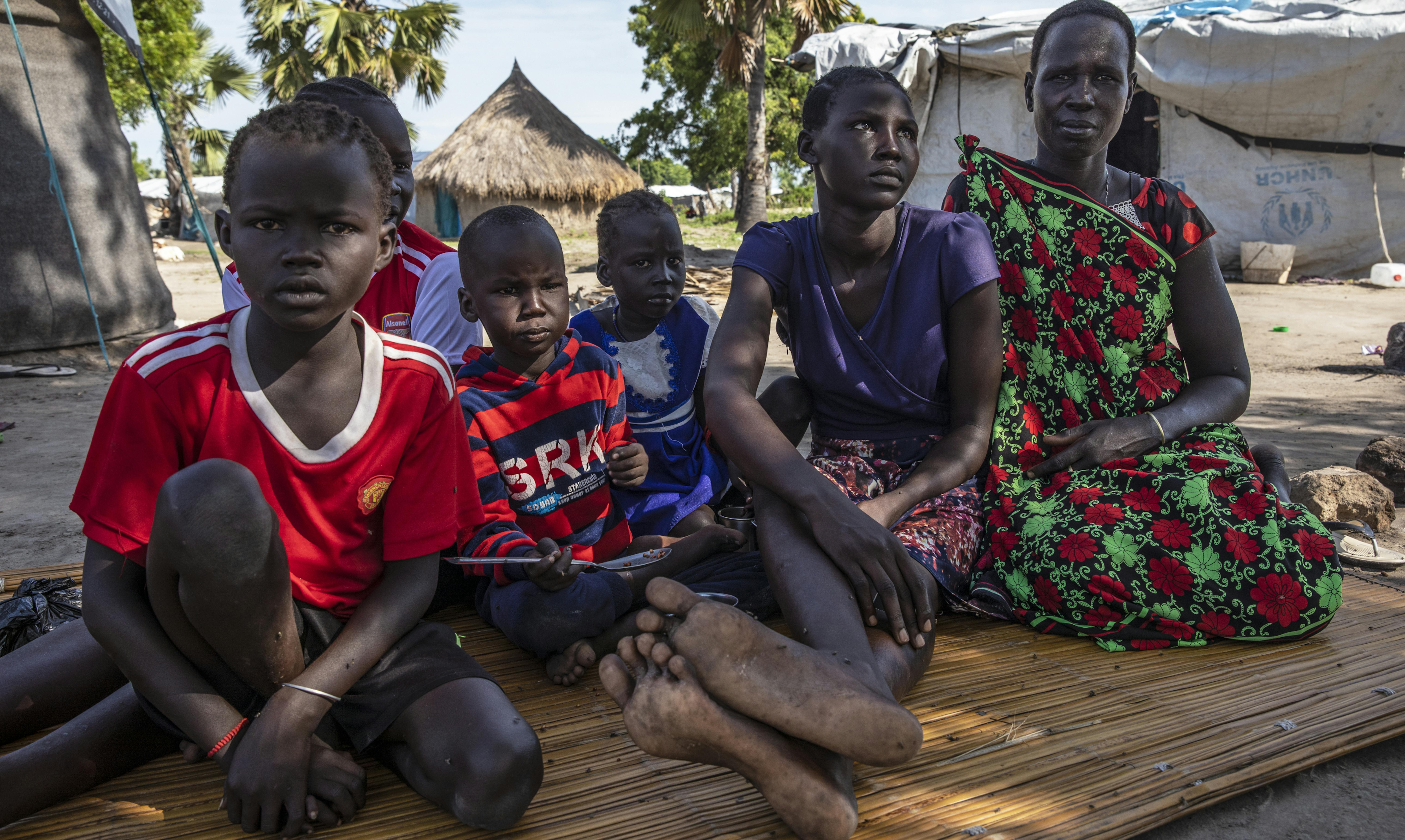 Sud Sudan - Nyamiele Kuang e la sua famiglia nella loro capanna a Leer Town. Sono stati  costretti a trasferirsi dopo che la loro casa è stata sommersa dalle inondazioni all'inizio di quest'anno. © WFP/WF1682715