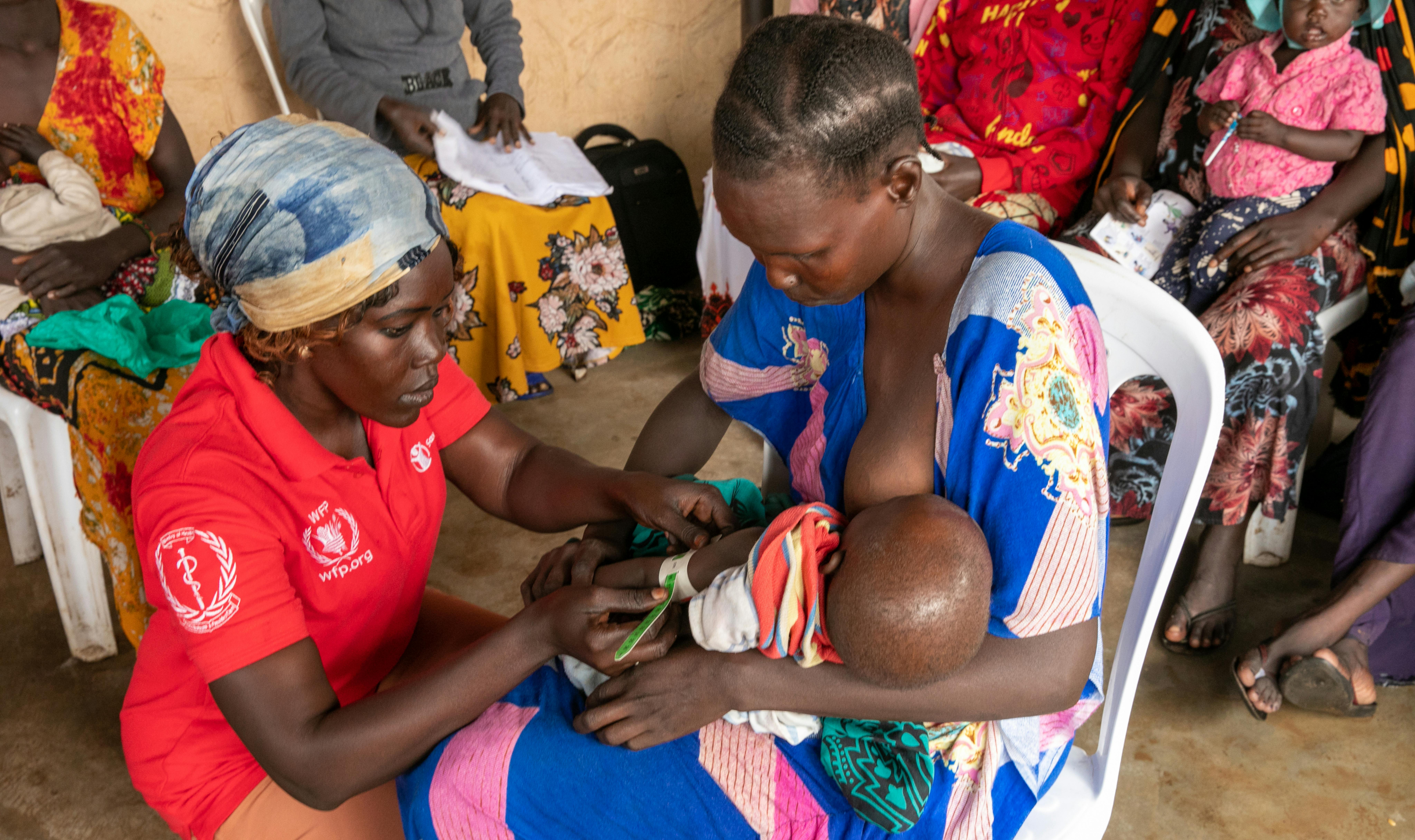 Sud Sudan - Una donna e il suo bambino presso il centro nutrizionale Nyong PHCU a Torit, dove il WFP sta implementando le attività nutrizionali © WFP/WF1668402