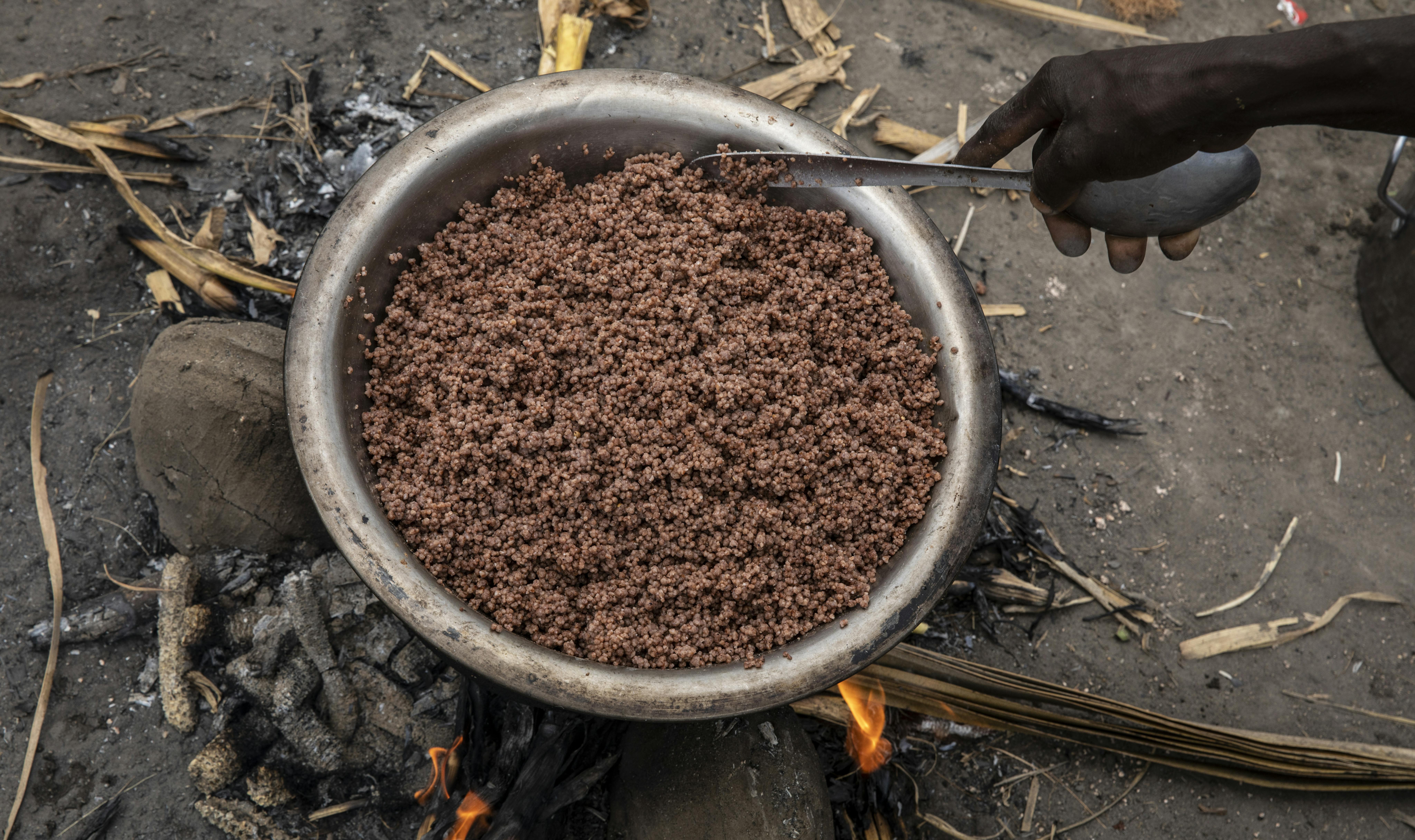 Sud Sudan - Theresa Nyaluede (28) prepara il cibo fornito da WFP per i suoi figli a Thonyor, nella contea di Leer,  © WFP/WF1682651