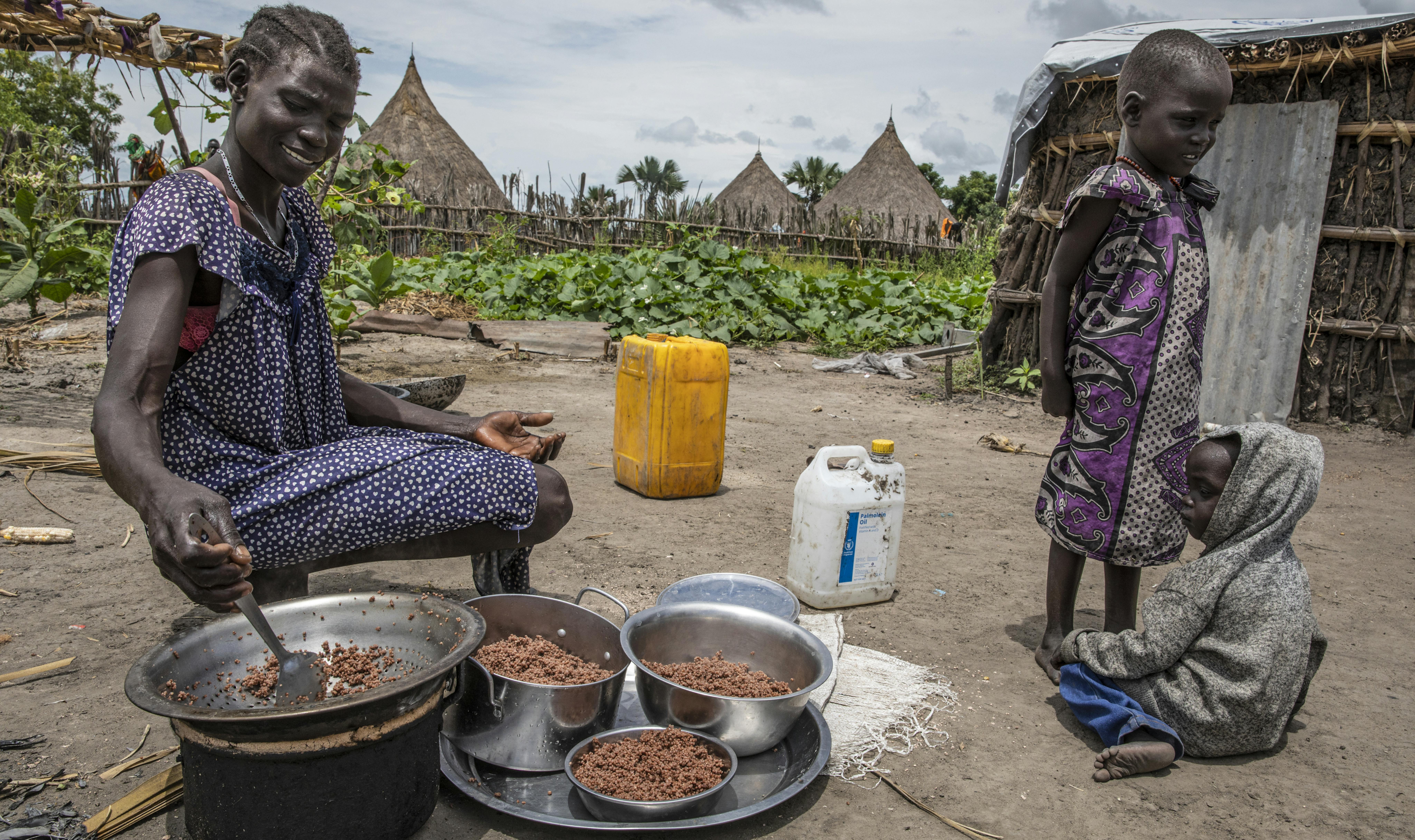 Sud Sudan - Theresa Nyaluede (28) prepara il cibo fornito da WFP per i suoi figli a Thonyor, nella contea di Leer,  © WFP/WF1682653