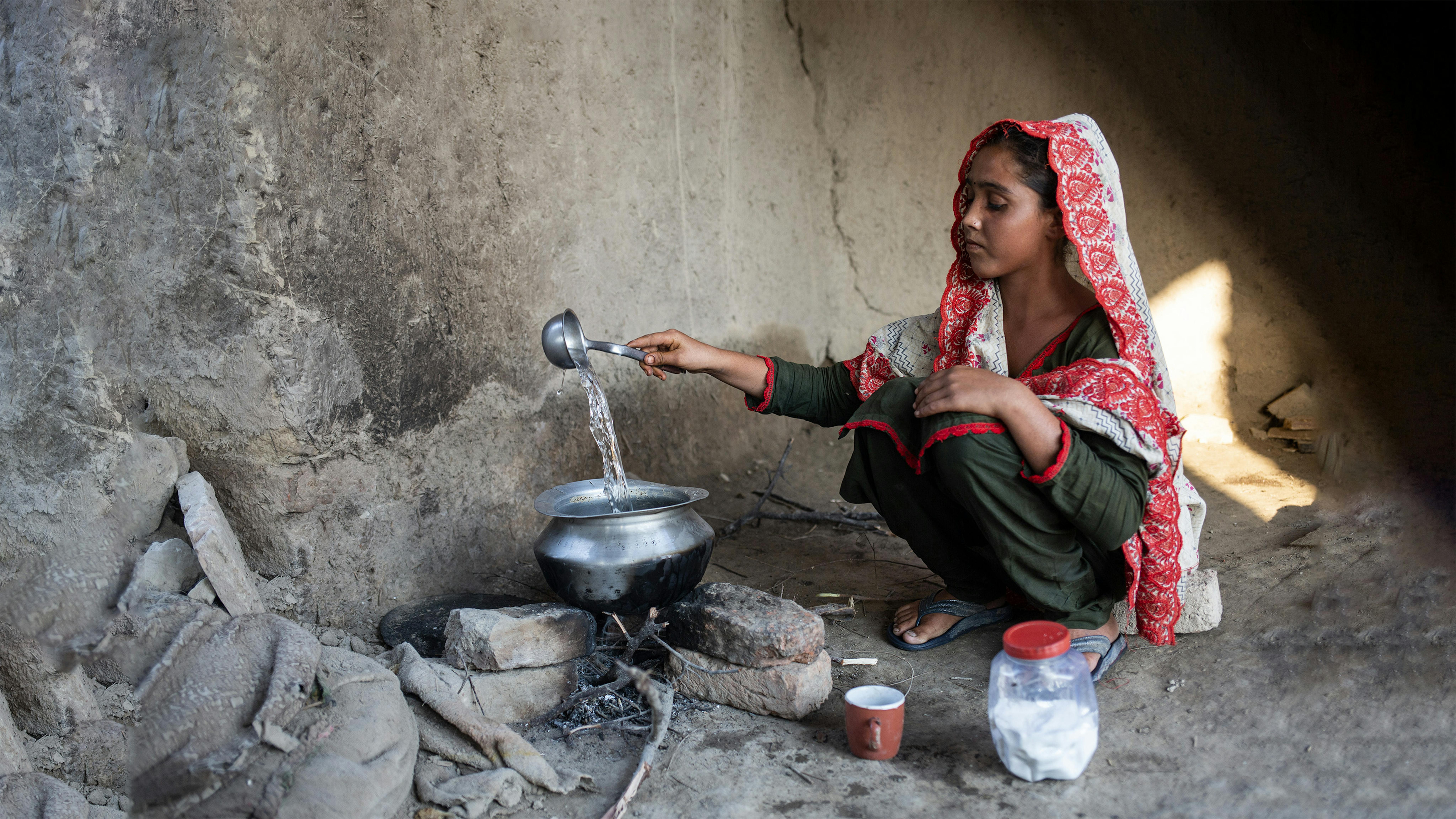 Pakistan - Sugrah, 15 anni, raccoglie l'acqua. La sua casa è stata distrutta dalle recenti inondazioni