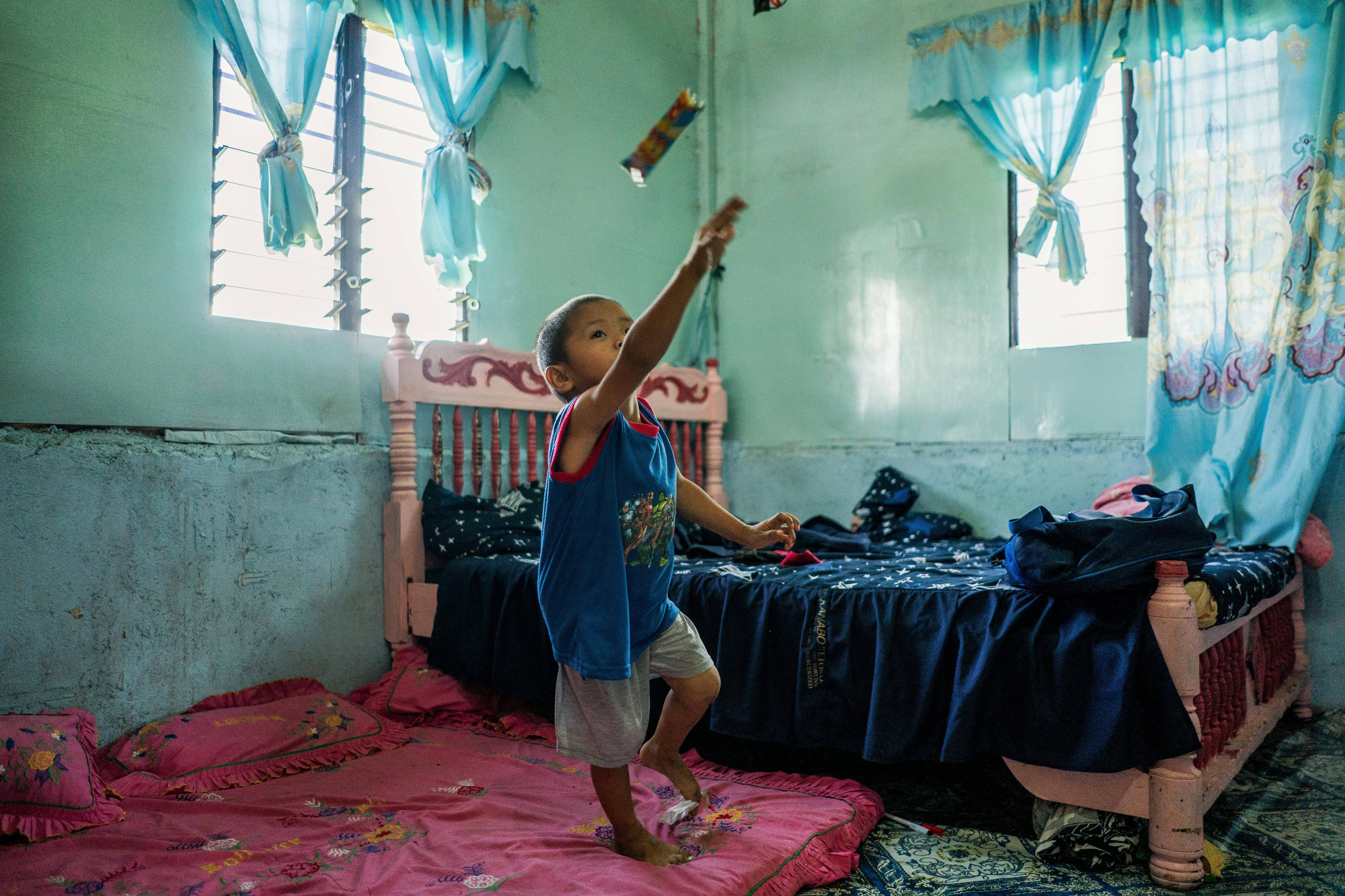 Filippine - Ainur, 4 anni, gioca mentre si trova nella sua casa Regione autonoma di Bangsamoro, nella Mindanao musulmana, con il tasso più alto di bambini 'zero-dosi' di vaccino