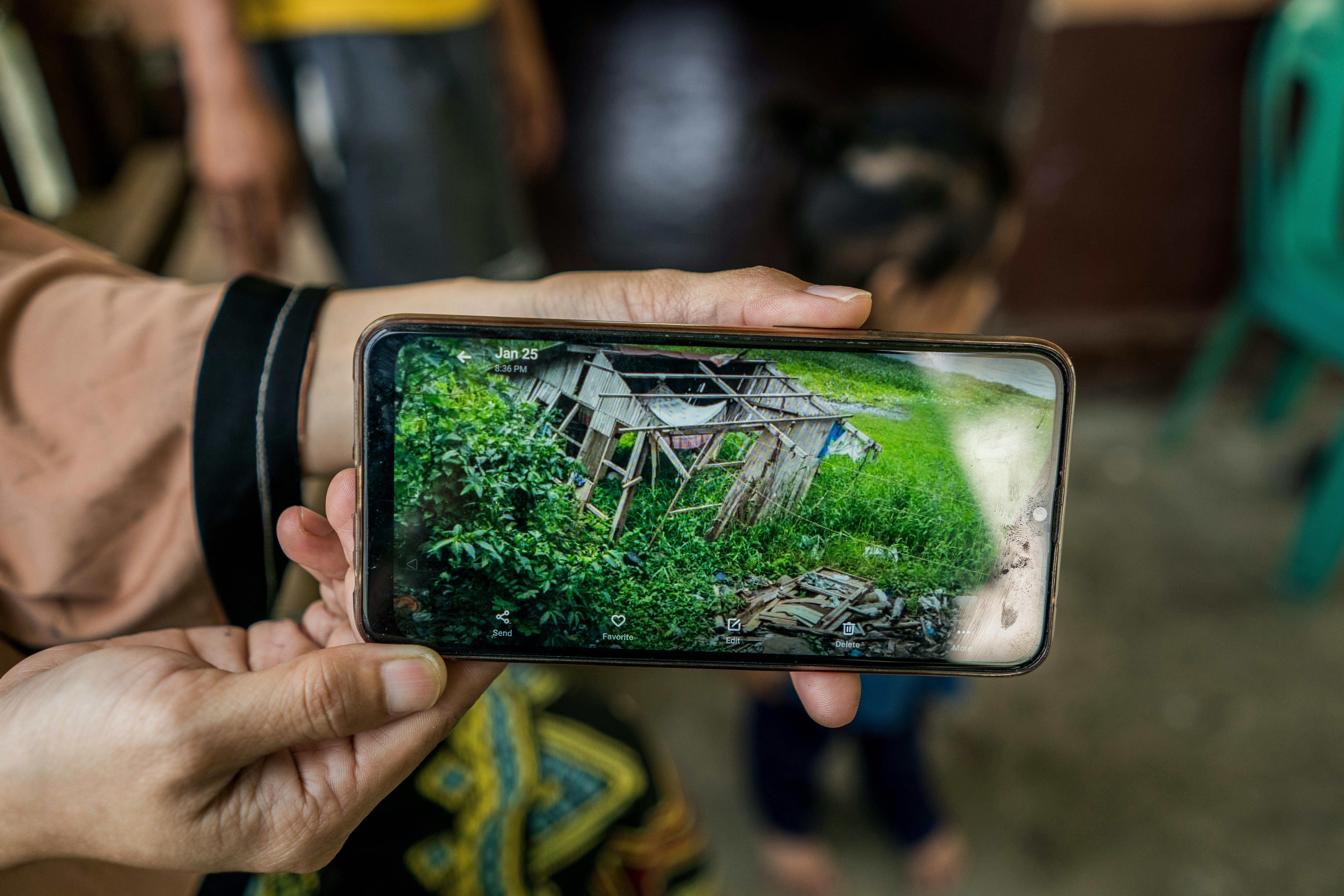 Norsainah mostra la foto della  sua casa distrutta a Marawi City, siamo Buadiposo-Buntong, nelle Filippine