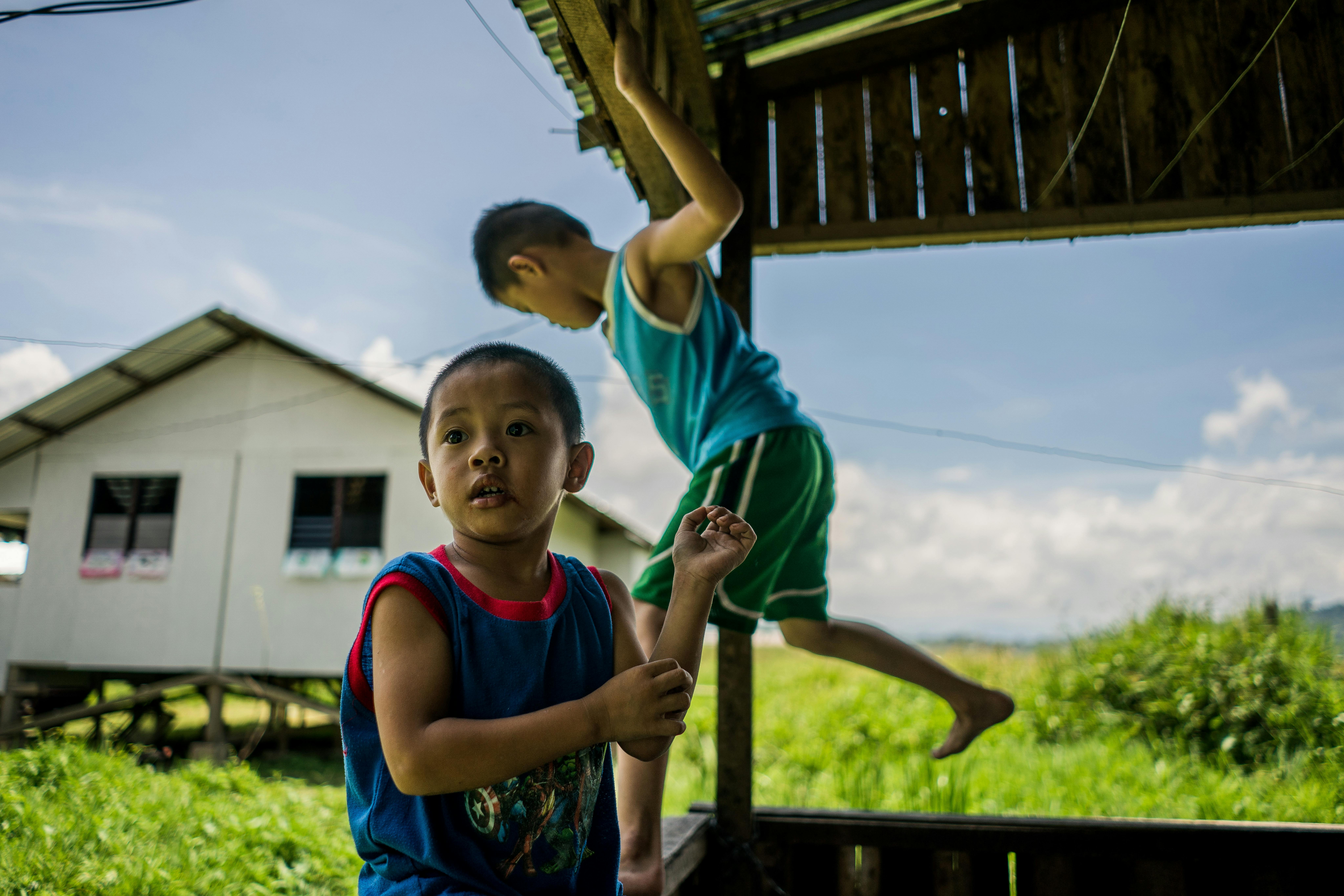Alnur gioca con suo fratello Saimen, 7 anni (sullo sfondo) nella loro casa nella Regione di Buadiposo-Buntong, BARMM, Filippine
