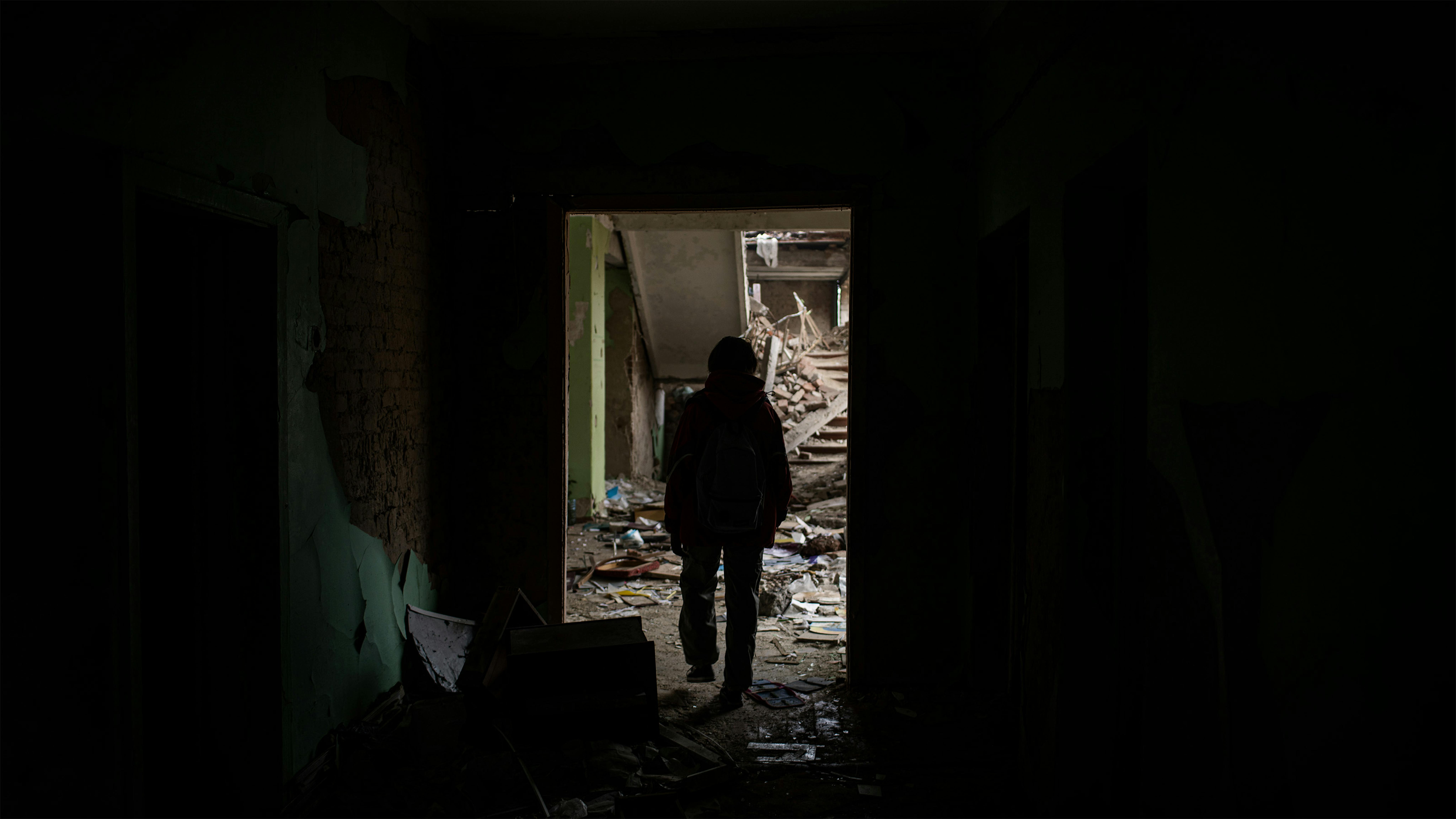 Chernihiv, Darya Nikolayenko, 14 anni, cammina tra le macerie della scuola n. 21, distrutta dai bombardamenti