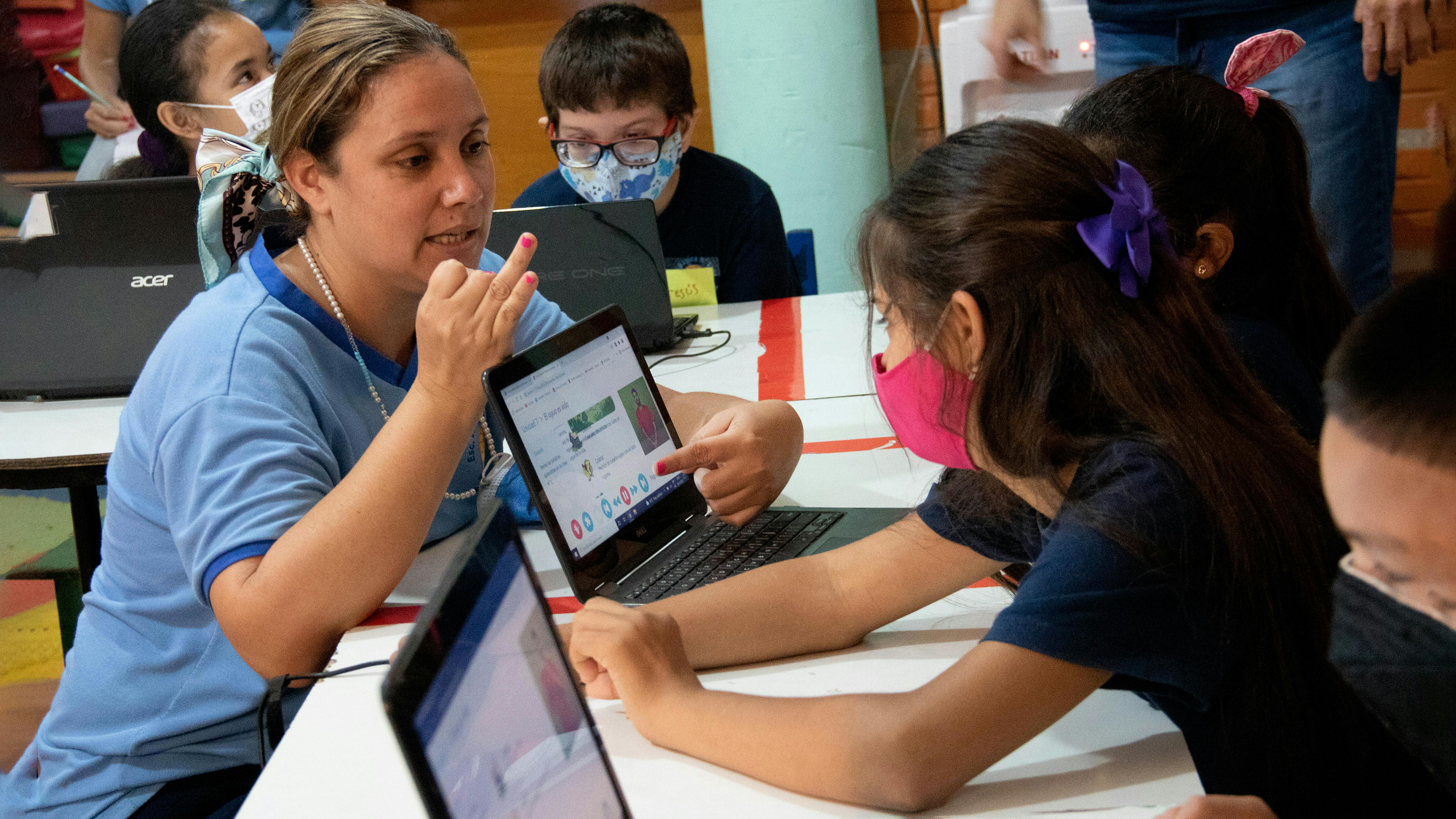 Studenti di prima elementare che imparano la lingua dei segni attraverso un libro di testo digitale accessibile (ADT)